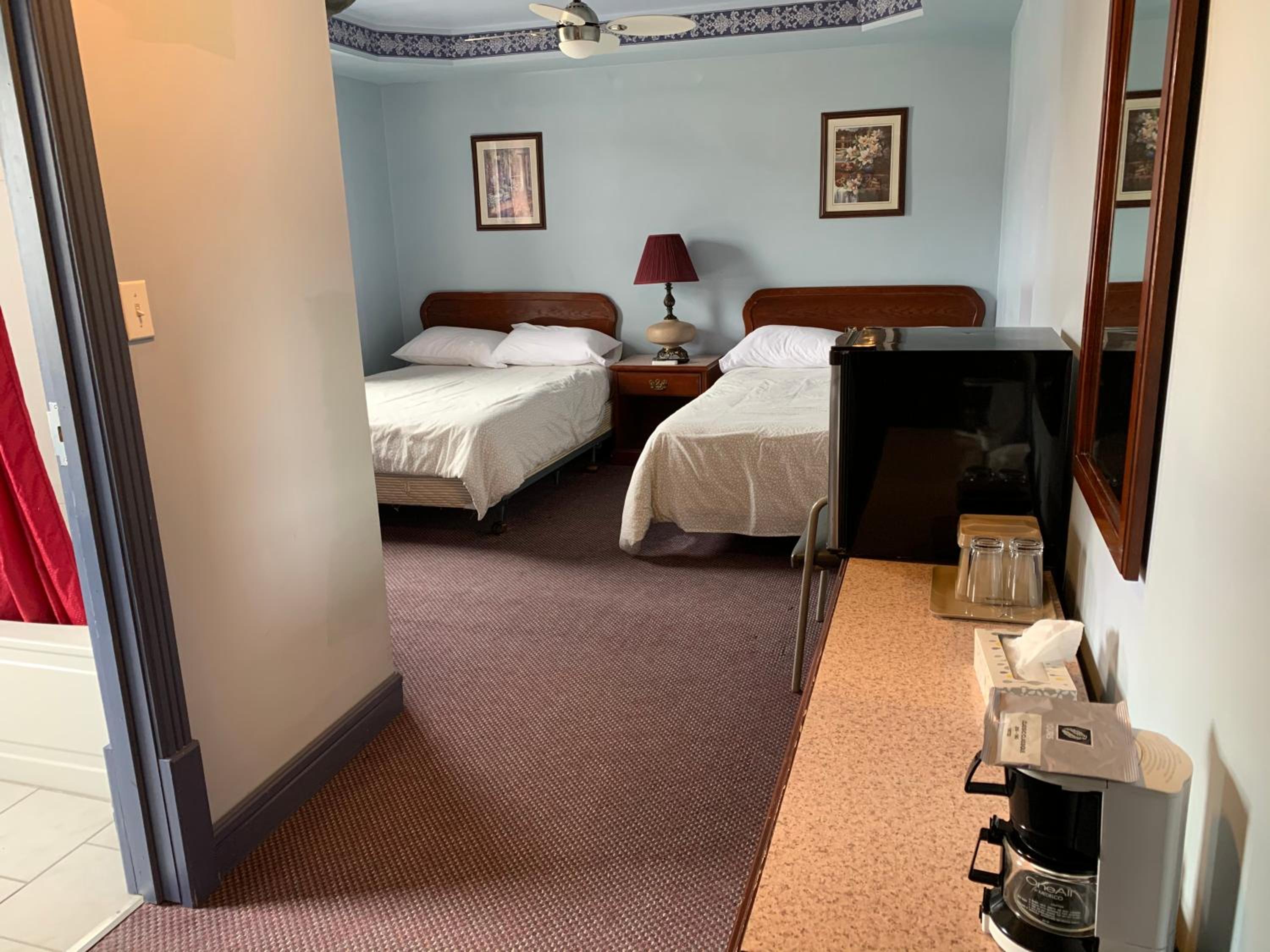 Double Room with Two Queen Beds - Photo 6