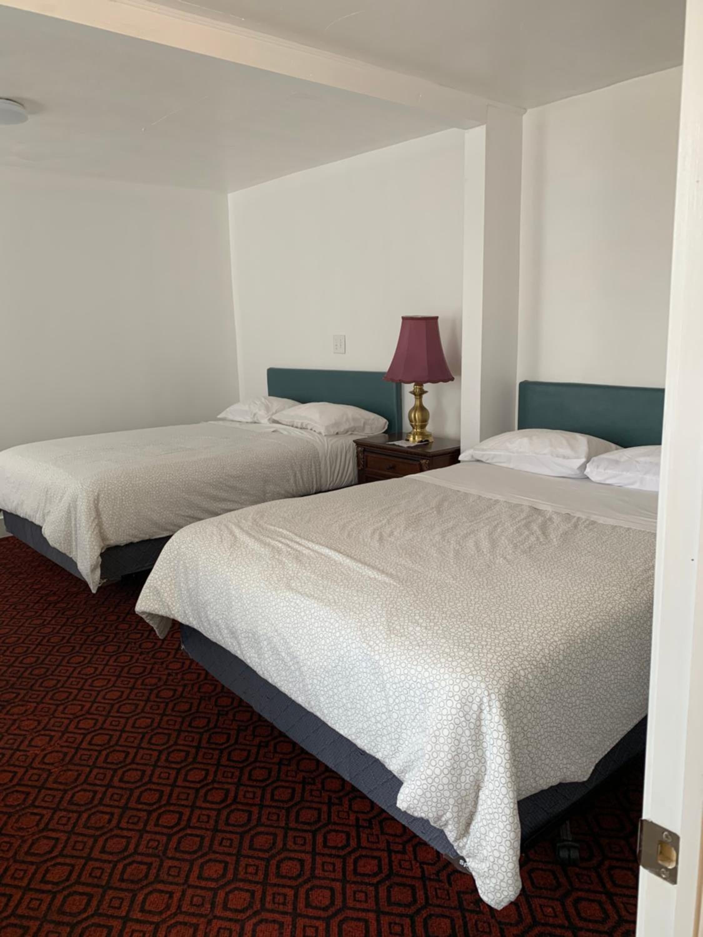 Double Room with Two Queen Beds - Photo 25