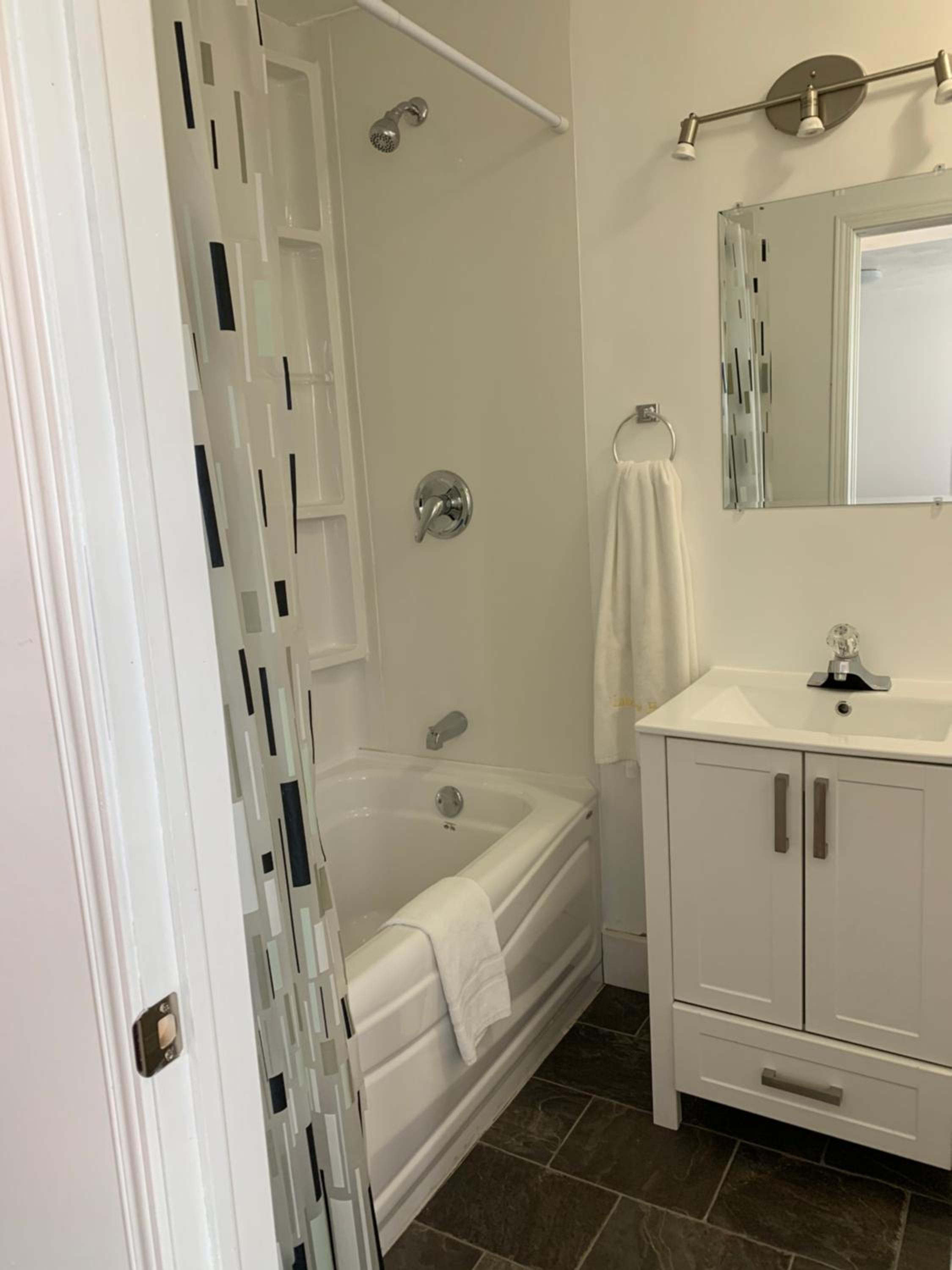 Queen Room - Photo 9