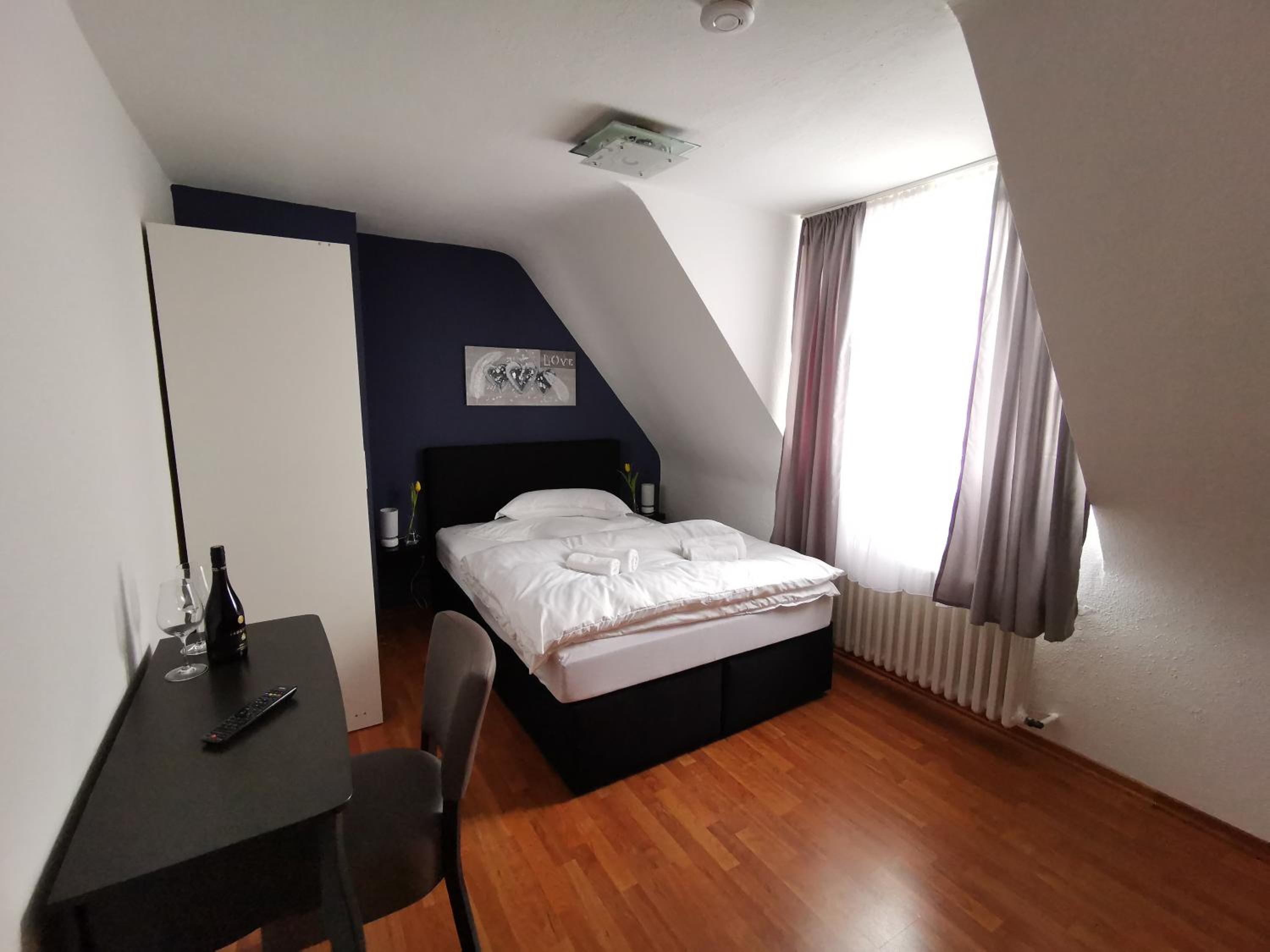 Queen Room photo 2