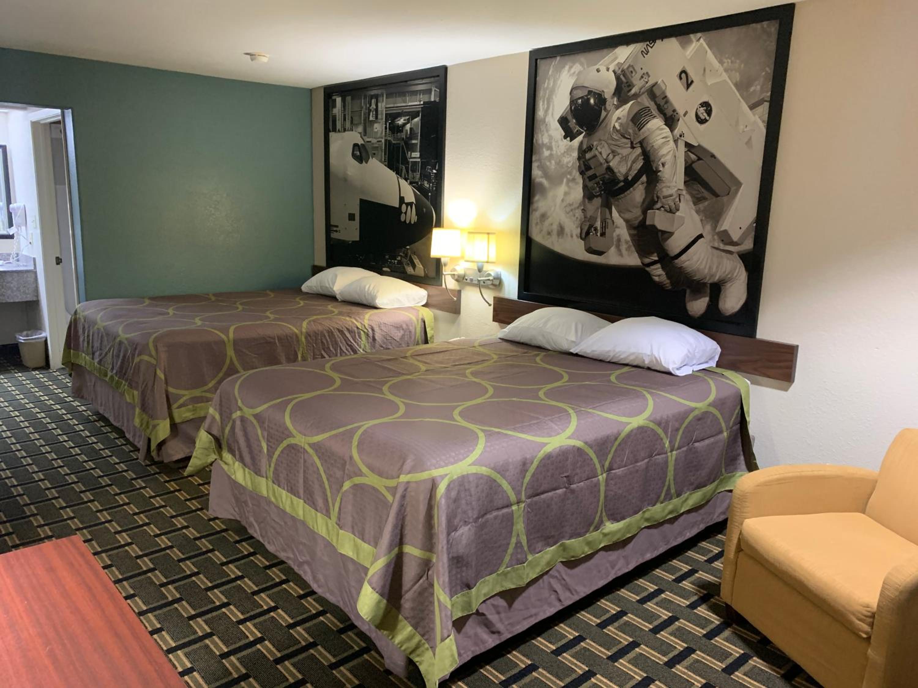 Queen Room with Two Queen Beds - Smoking photo 3