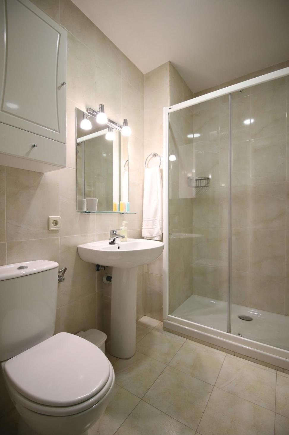 Four Bedroom Family Apartment - Photo 6
