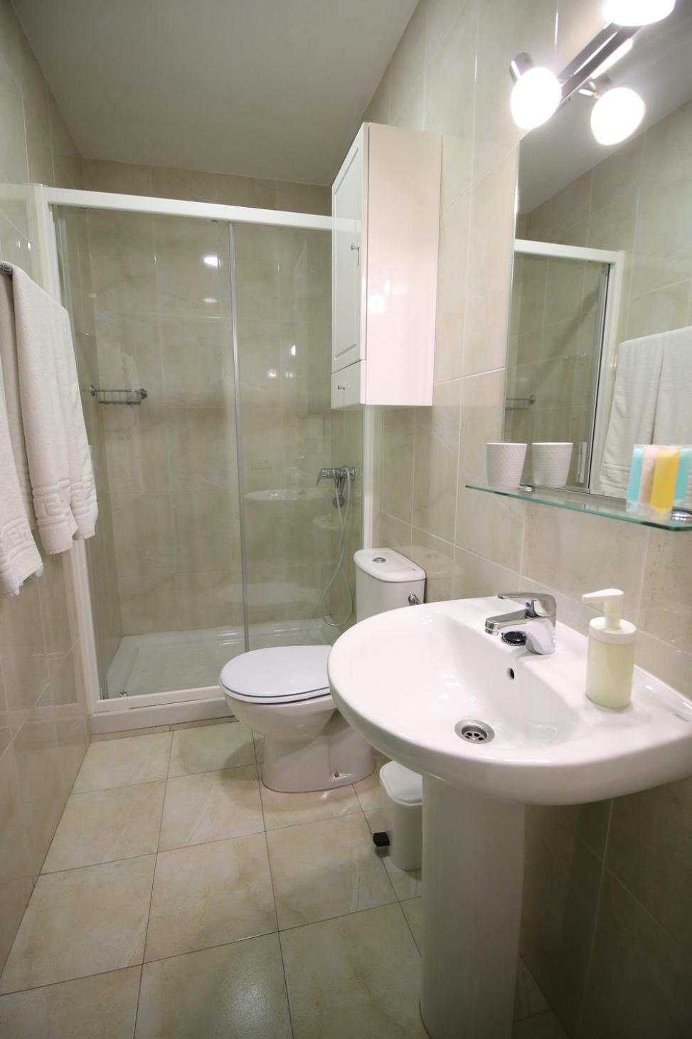 Four Bedroom Family Apartment - Photo 13