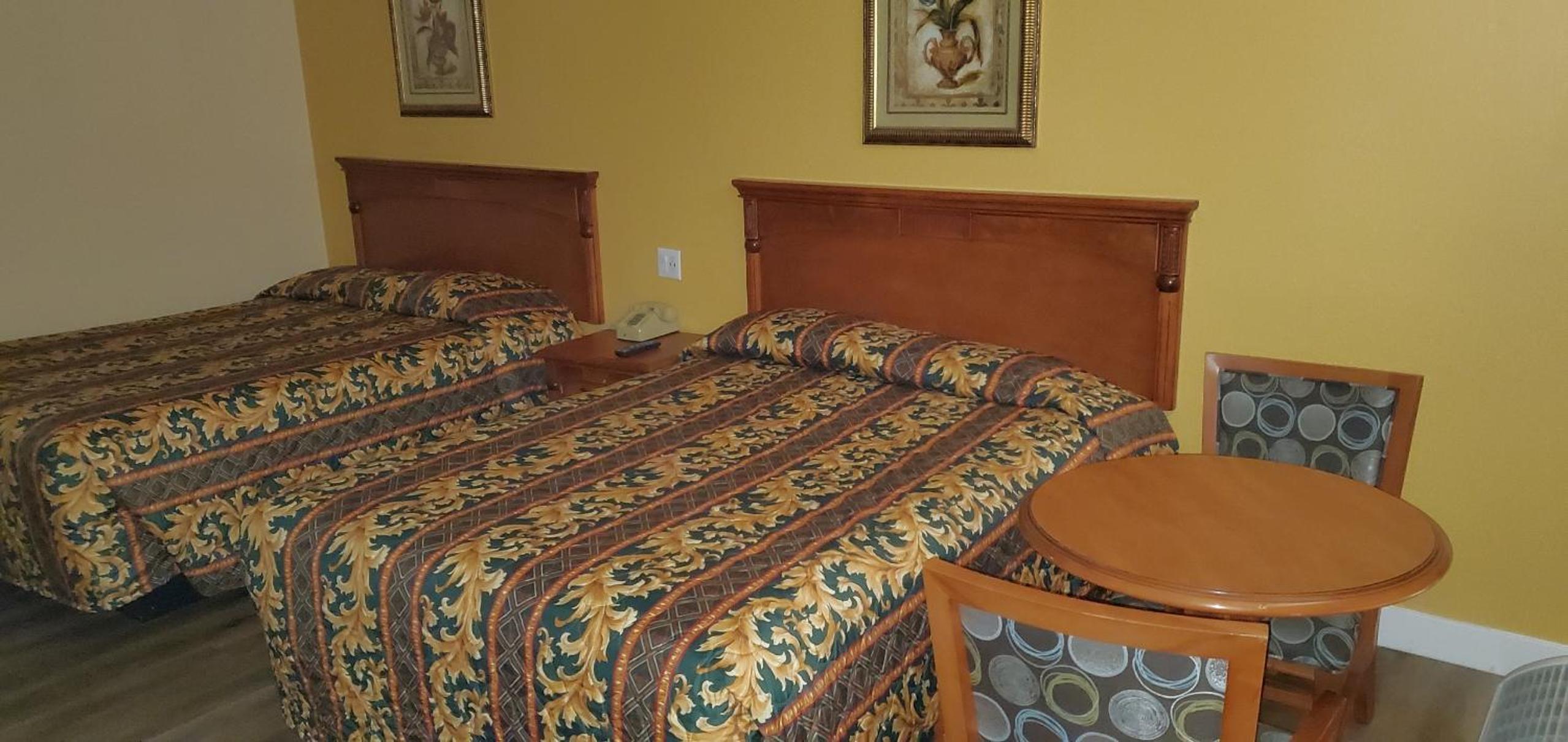 Queen Room with Two Queen Beds - Photo 2