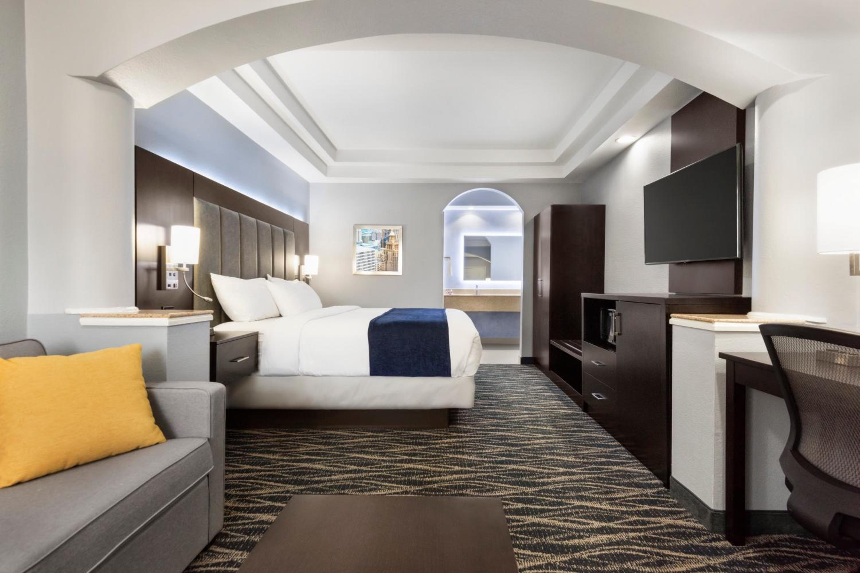 1 King Bed Suite - Non-Smoking