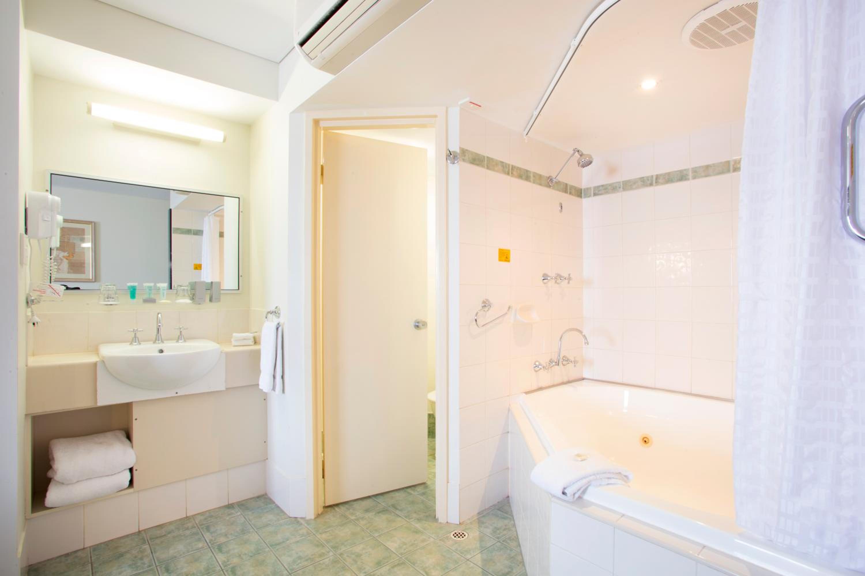 Queen Room with Spa Bath - Photo 8