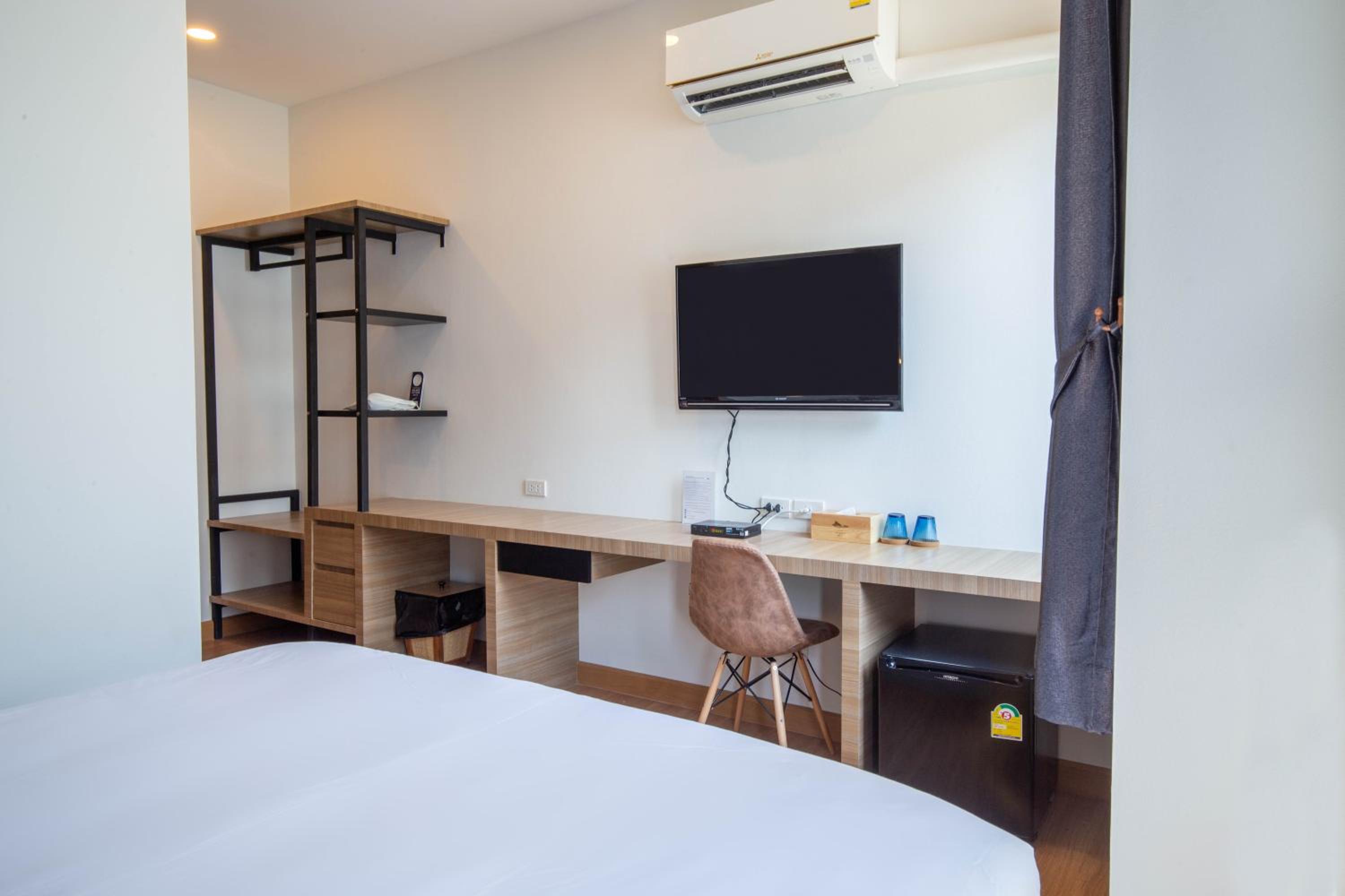Deluxe King Room - Photo 3
