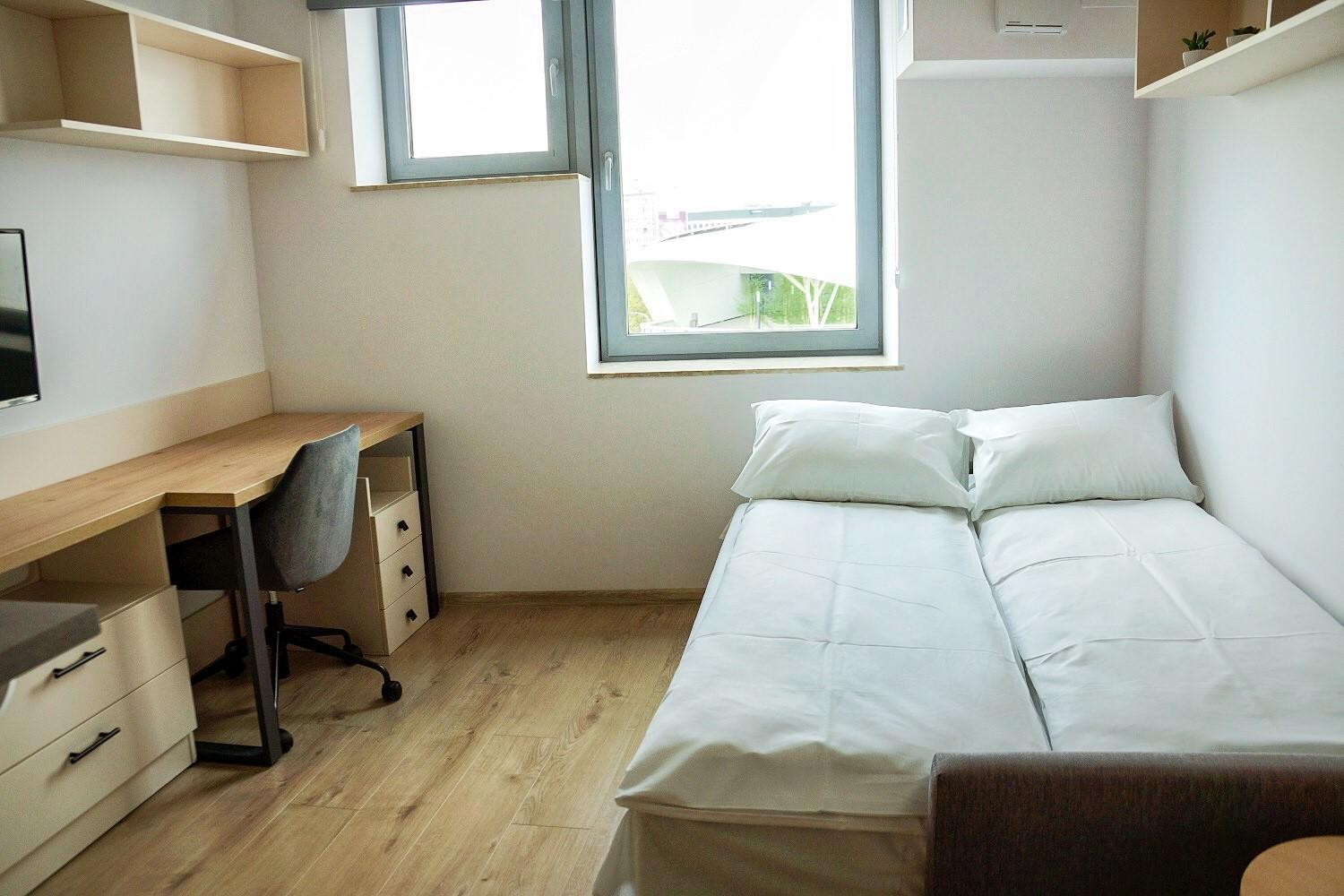 Large Double Room - Photo 1