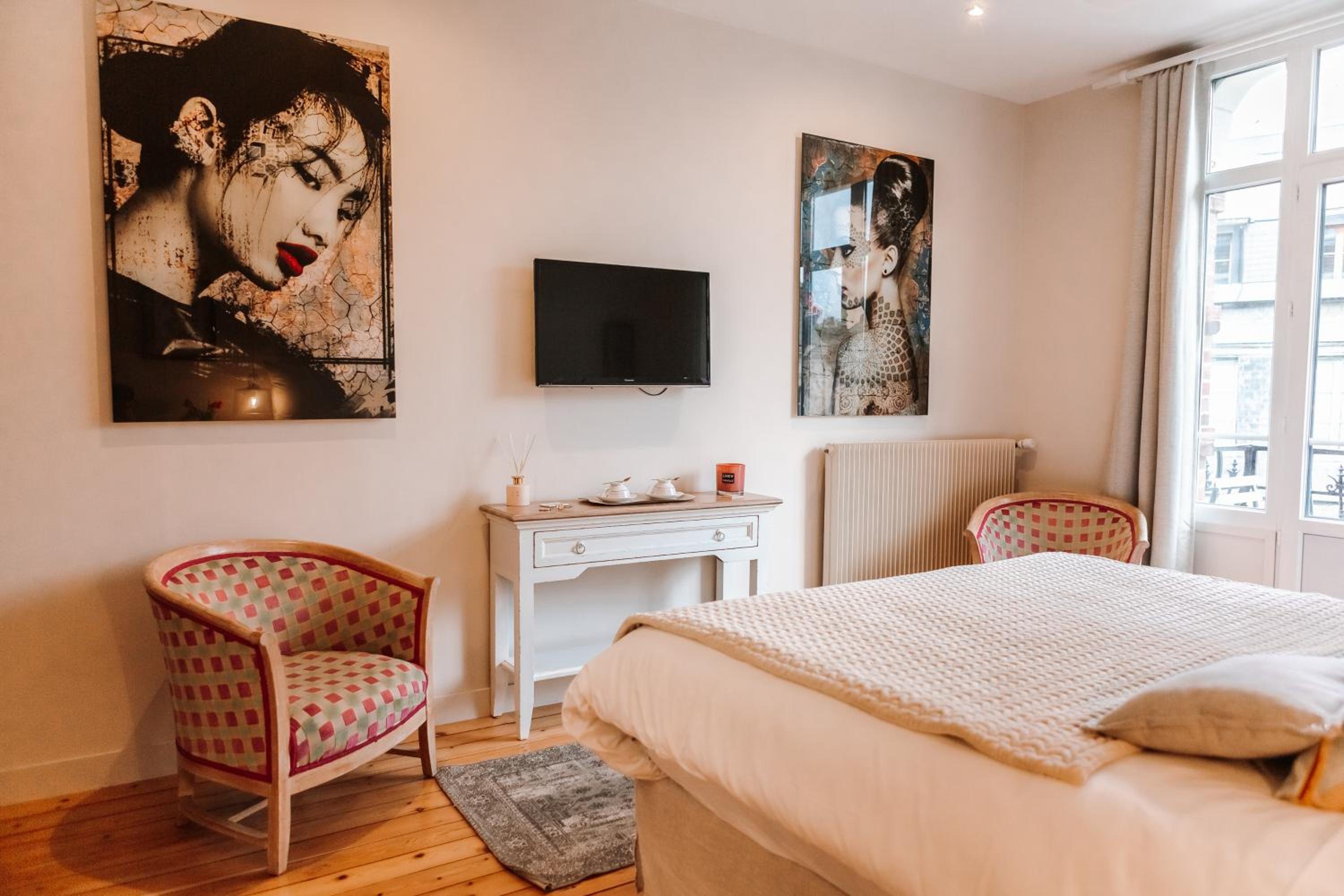 Deluxe Double Room with Balcony - Photo 3