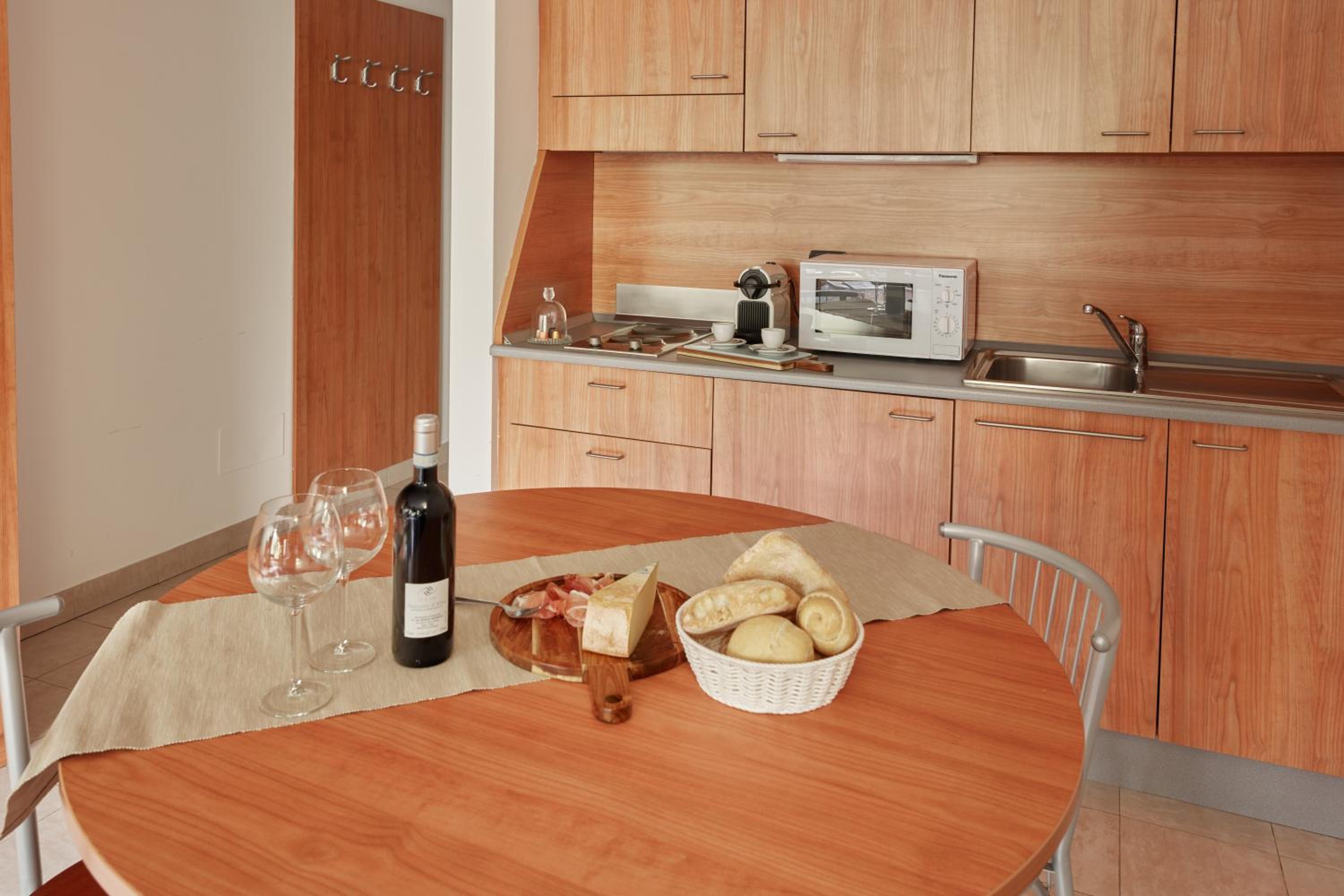 Superior One-Bedroom Apartment with Mountain View photo 3