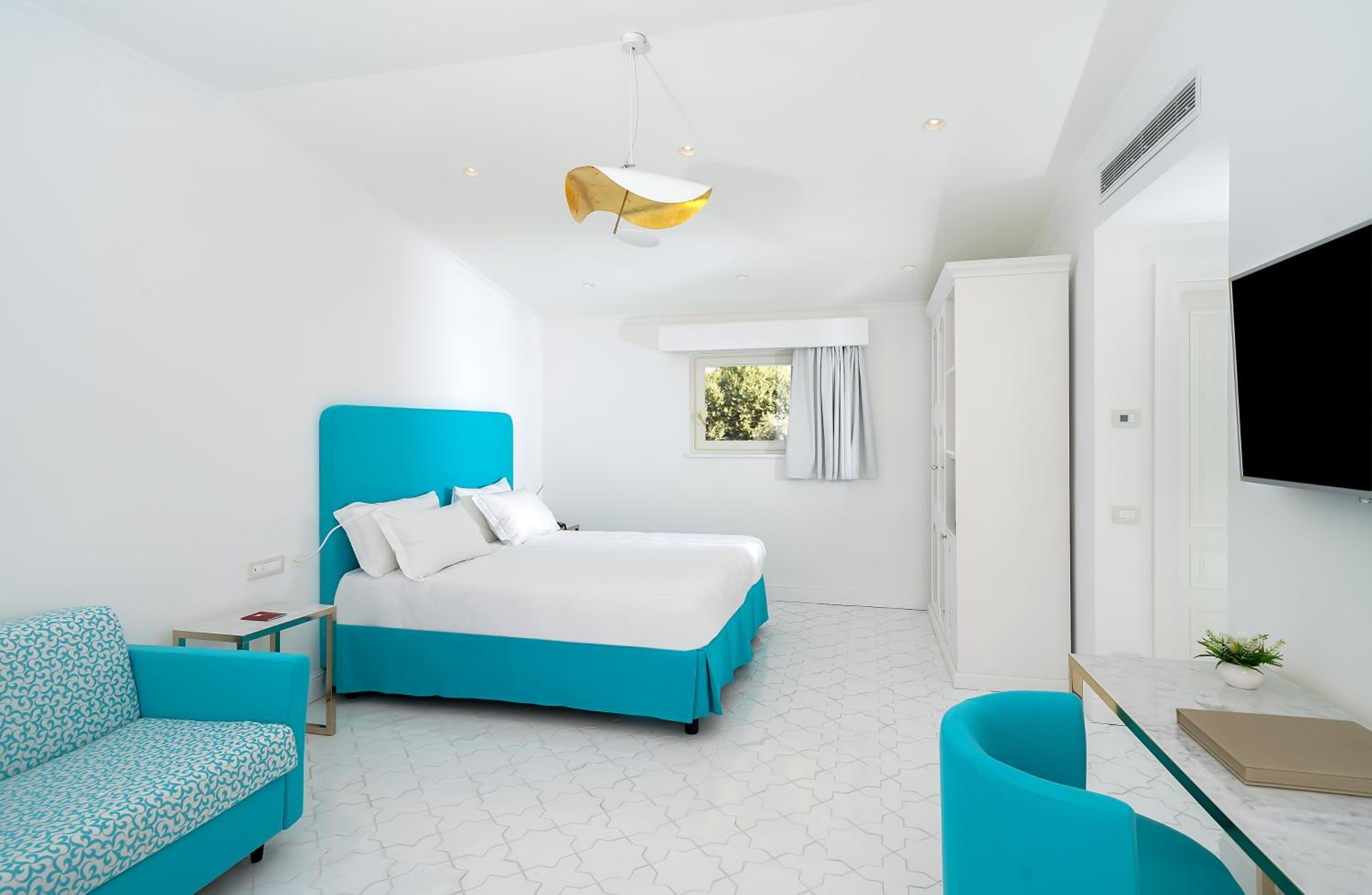 Junior Suite with Terrace & Sea View - Photo 8