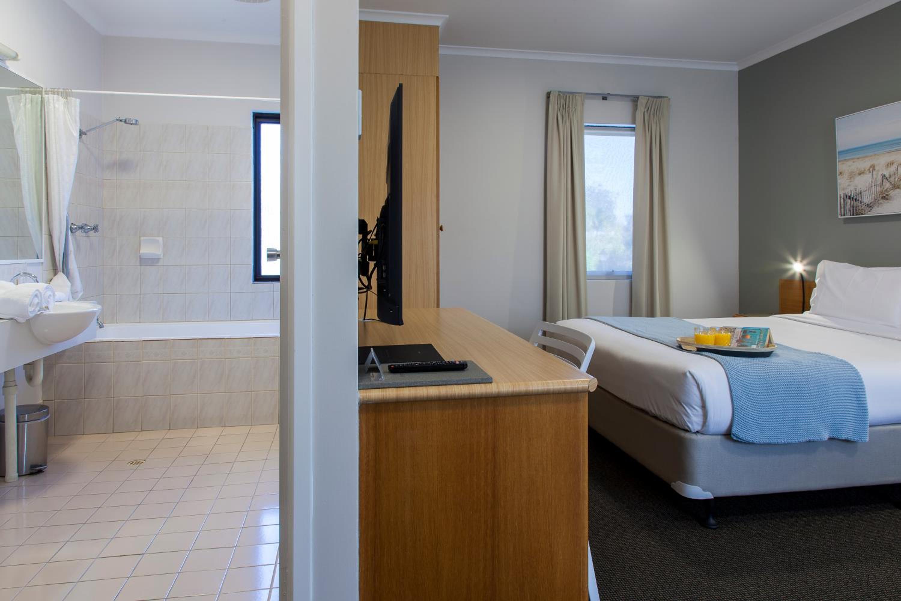Executive Room thumbnail 5