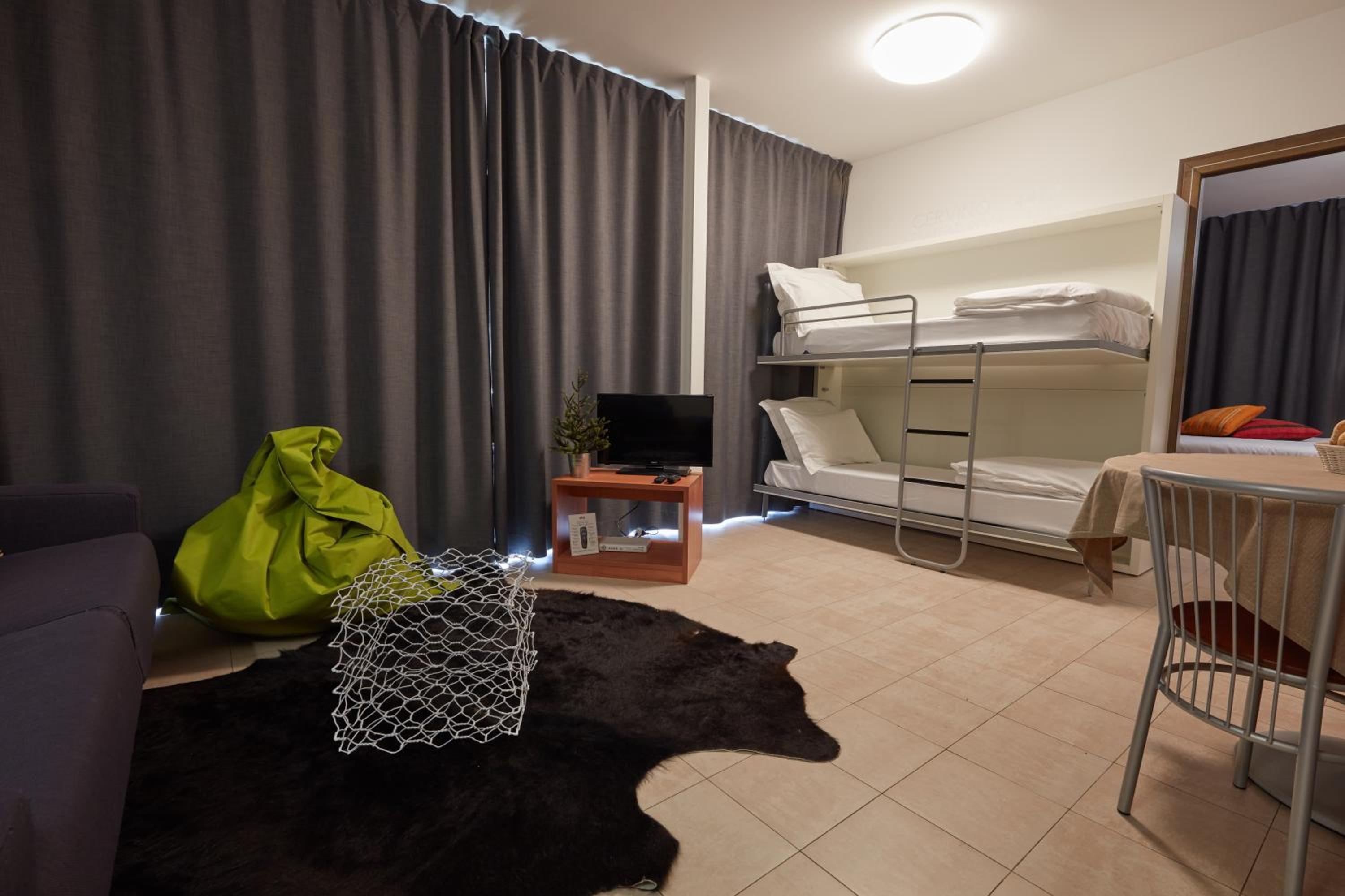 Deluxe One-Bedroom Apartment with Mountain View photo 3
