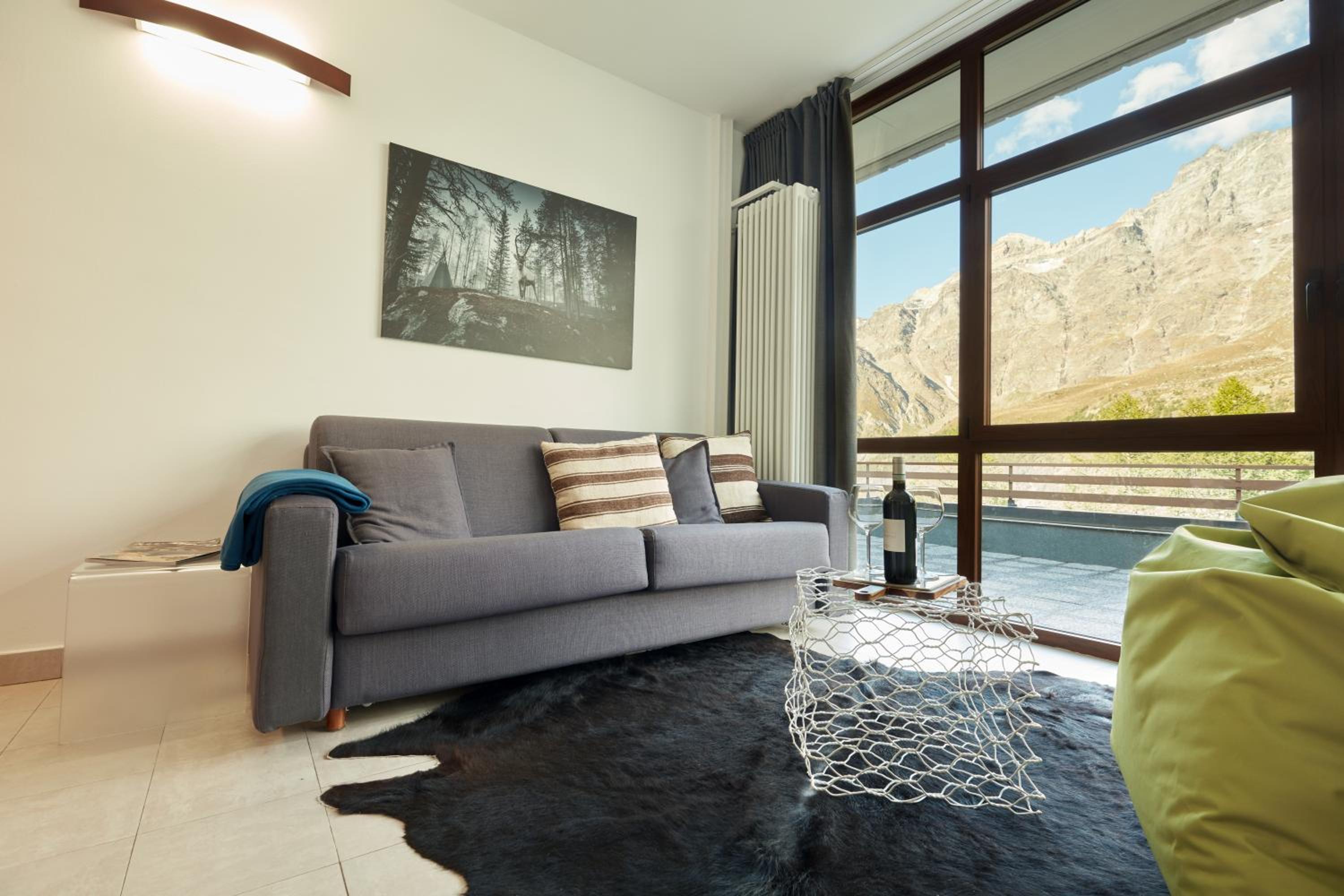 Deluxe One-Bedroom Apartment with Mountain View photo 1