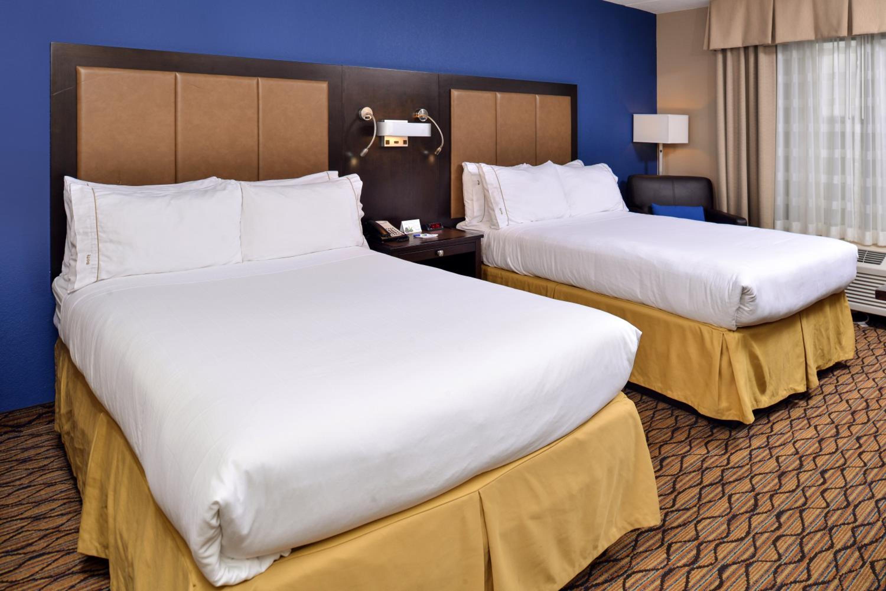 Queen Room with Two Queen Beds - Disability Access photo 2