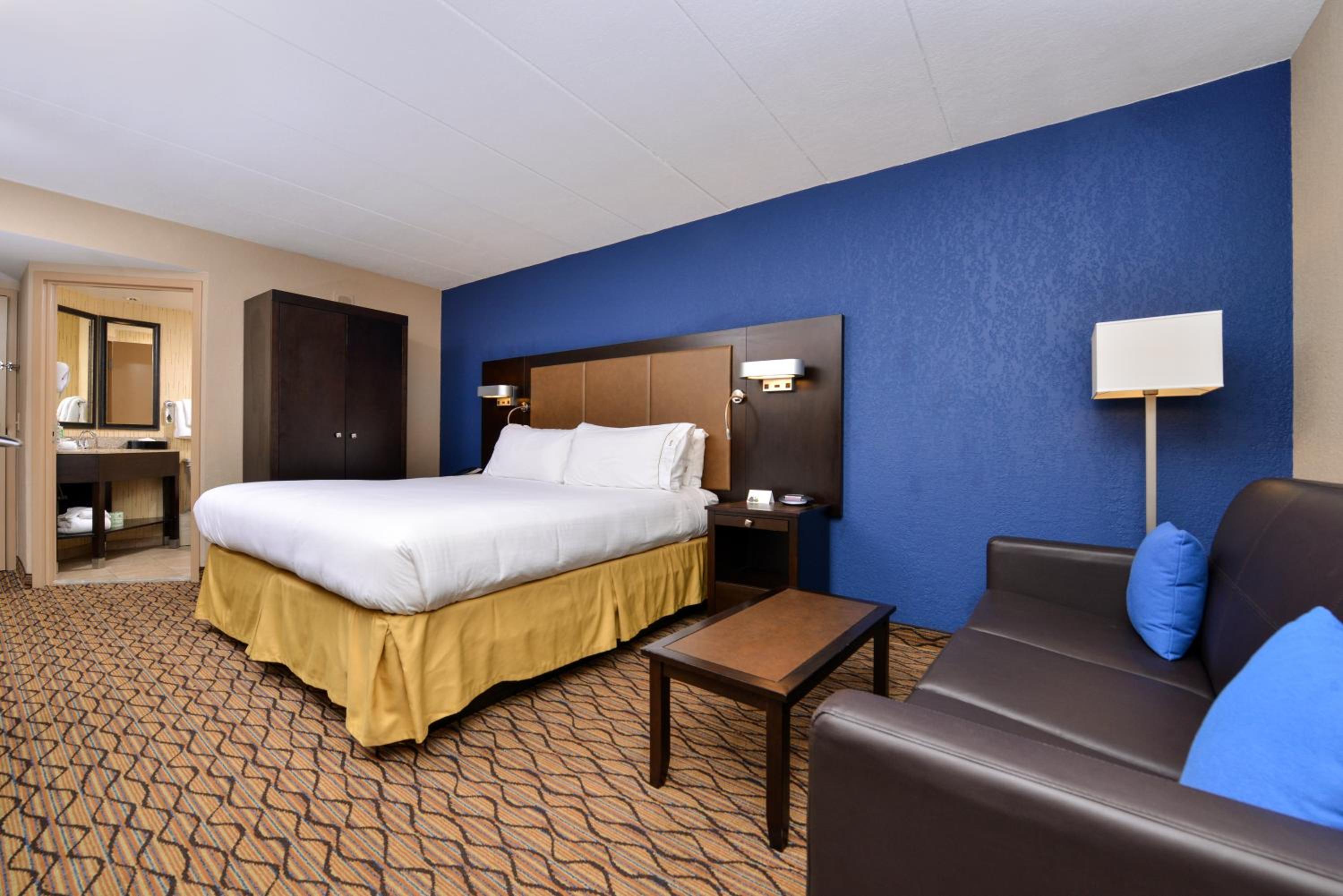 Standard King Room with Sofa Bed photo 1