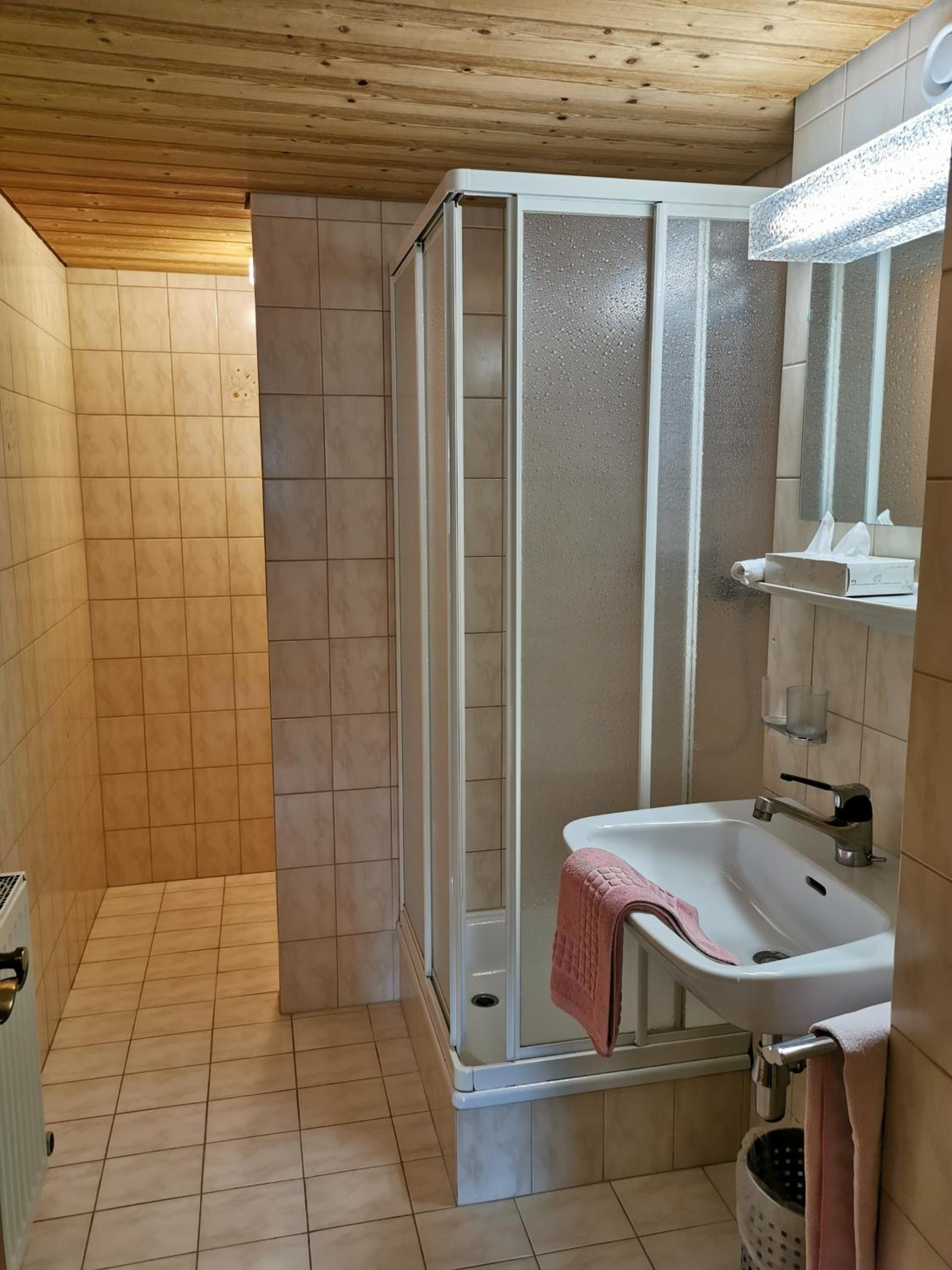 Budget Double Room - Photo 2