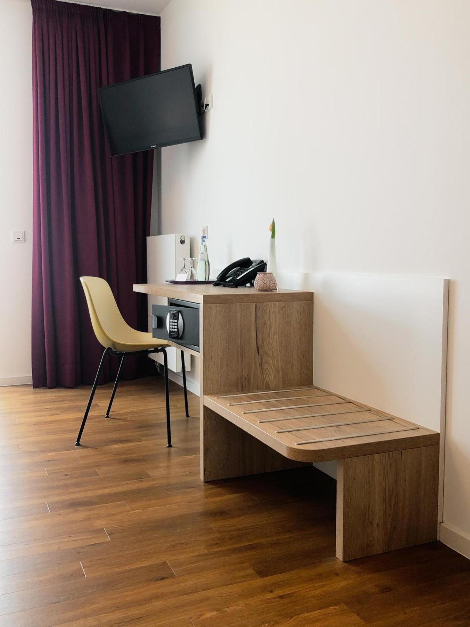 Double Room with Balcony - Photo 4