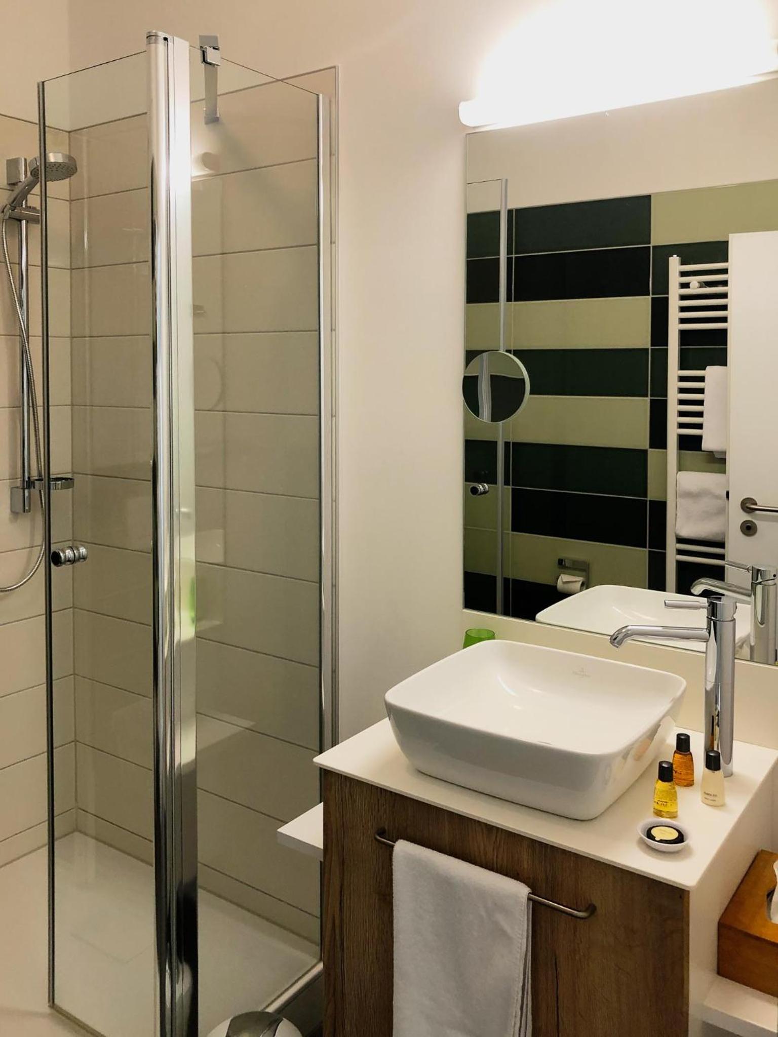 Large Double Room - Photo 3