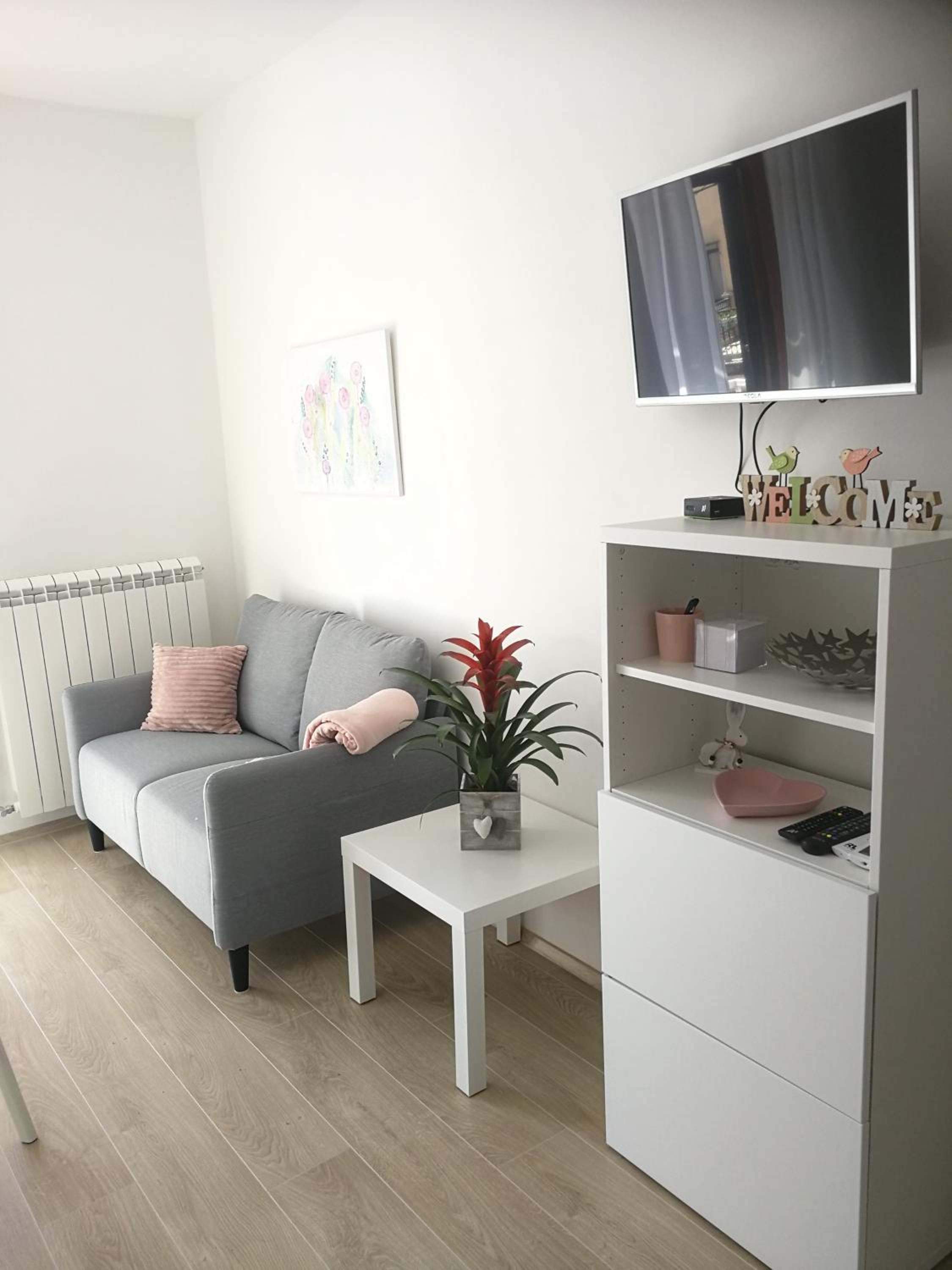 Apartment with Balcony - Photo 3