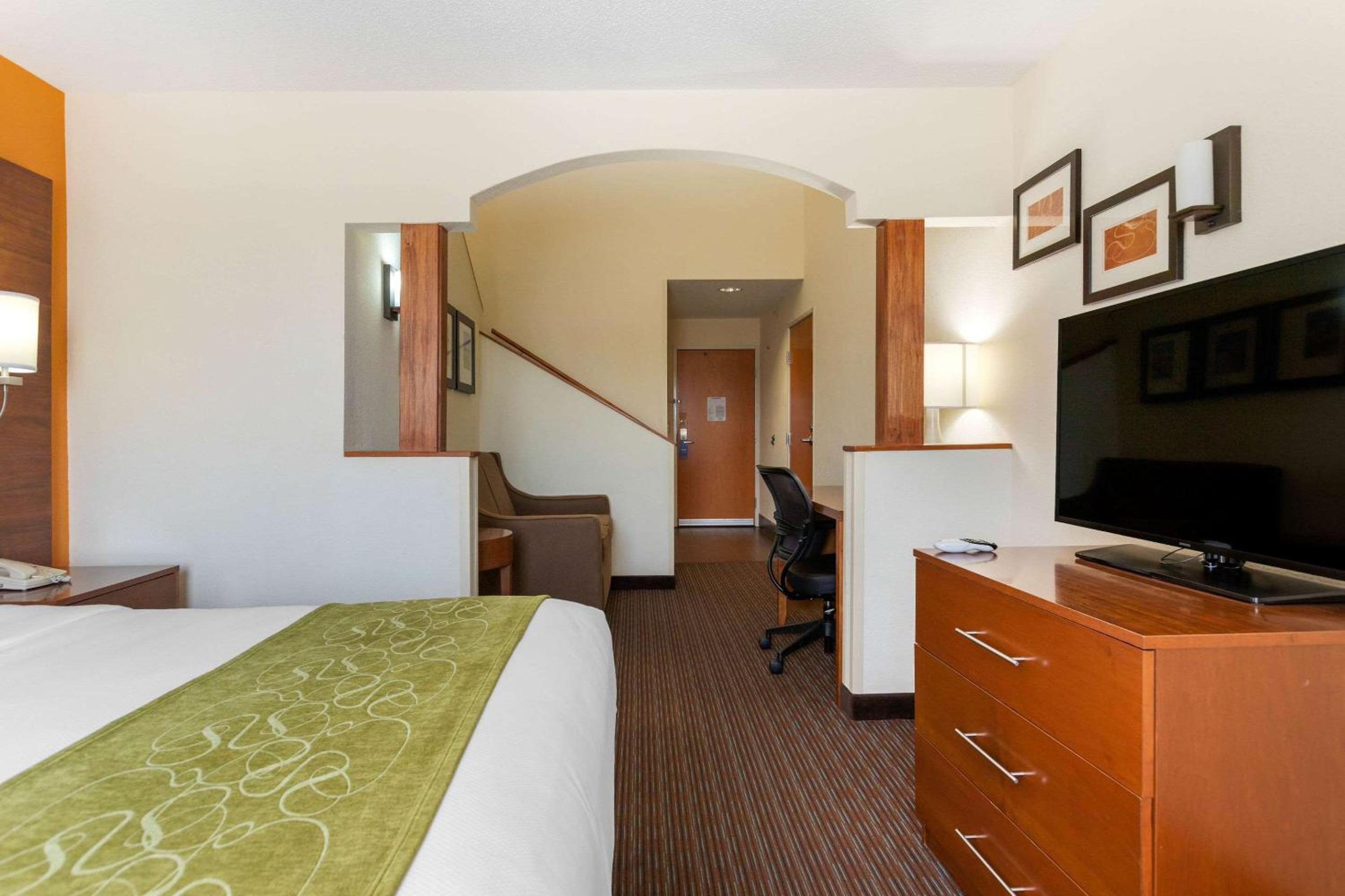 King Suite with Two King Beds - Non-Smoking - Photo 2
