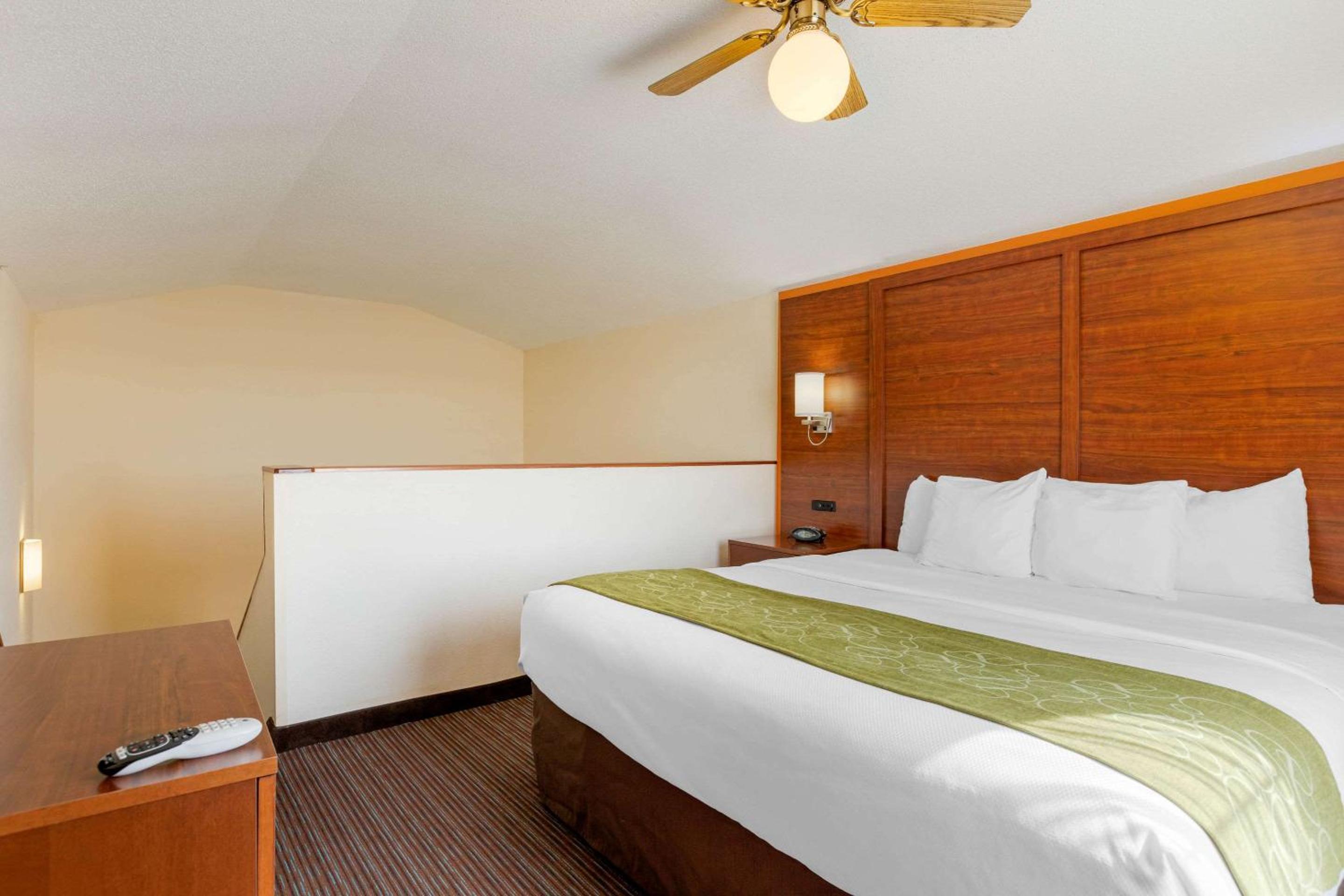 King Suite with Two King Beds - Non-Smoking - Photo 3