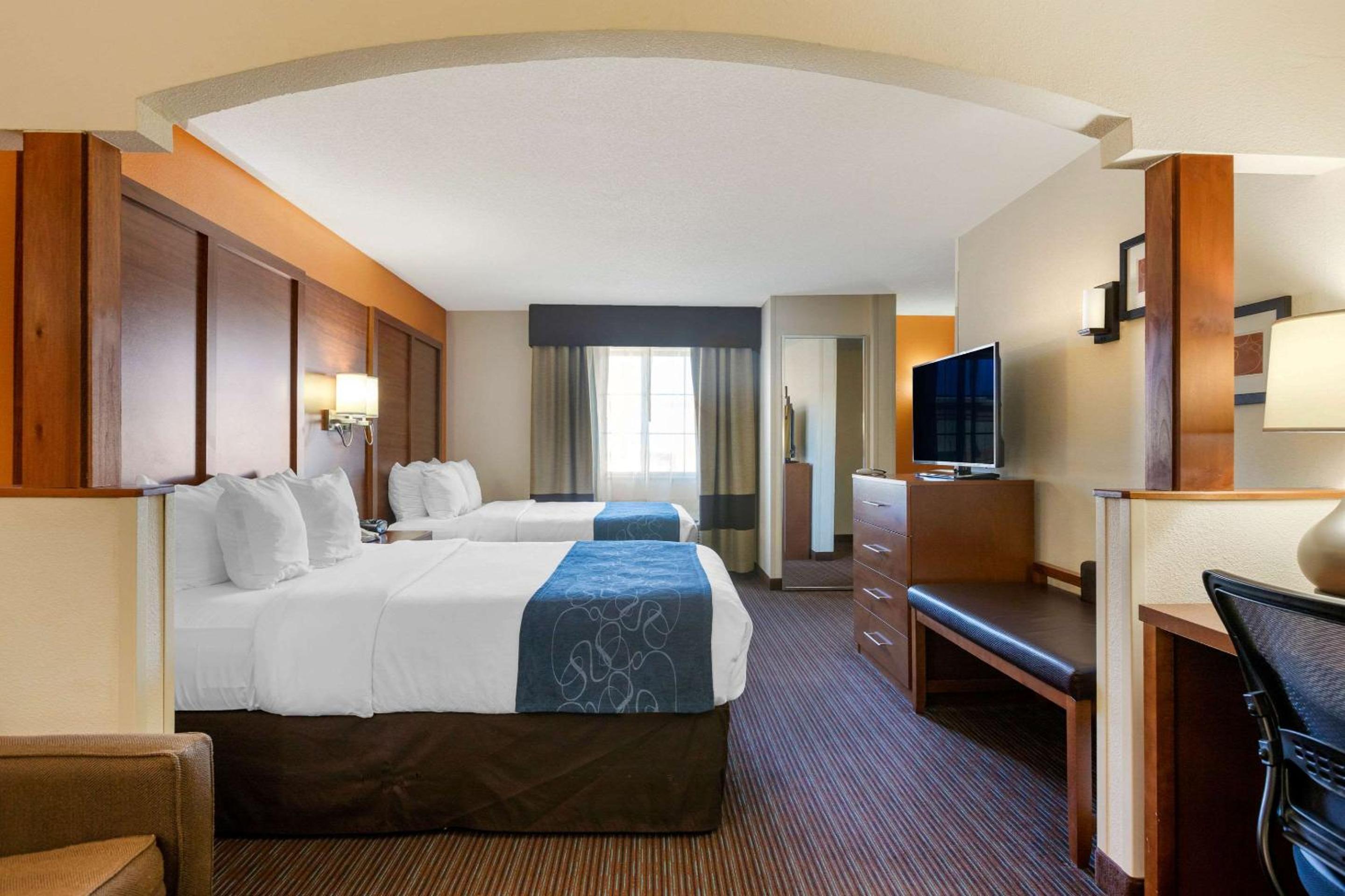 Queen Room with Two Queen Beds - Non-Smoking - Photo 4