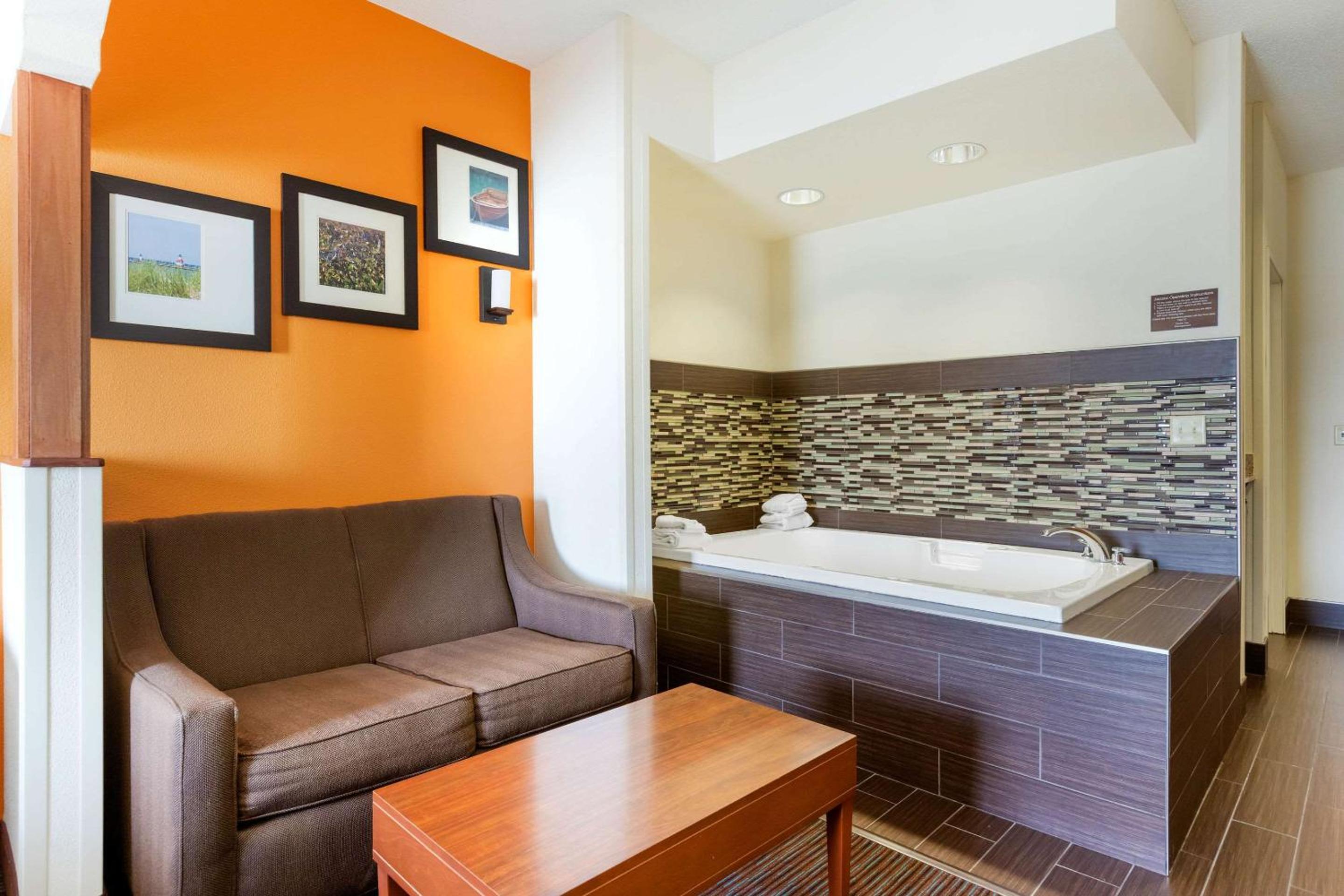 King Suite with Spa Bath - Non-Smoking - Photo 2
