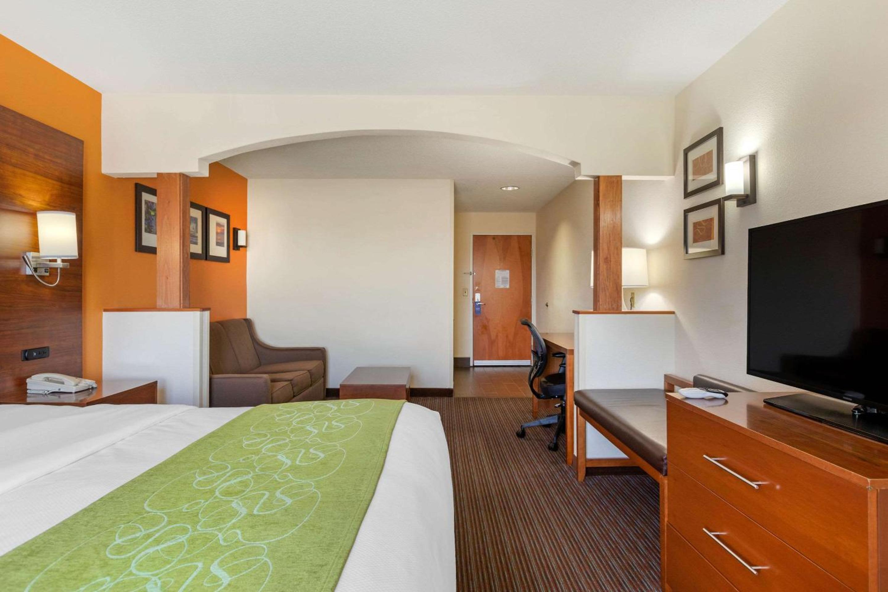 King Suite - Non-Smoking - Photo 3