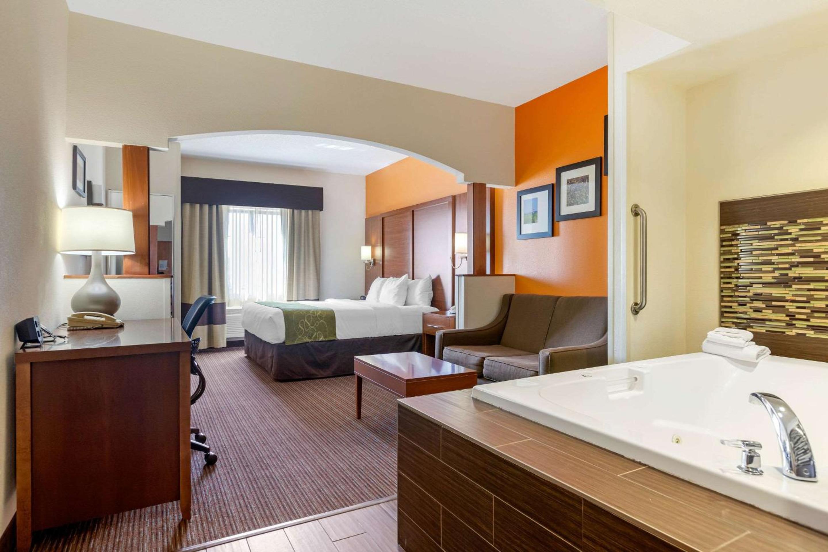King Suite with Spa Bath - Non-Smoking - Photo 4