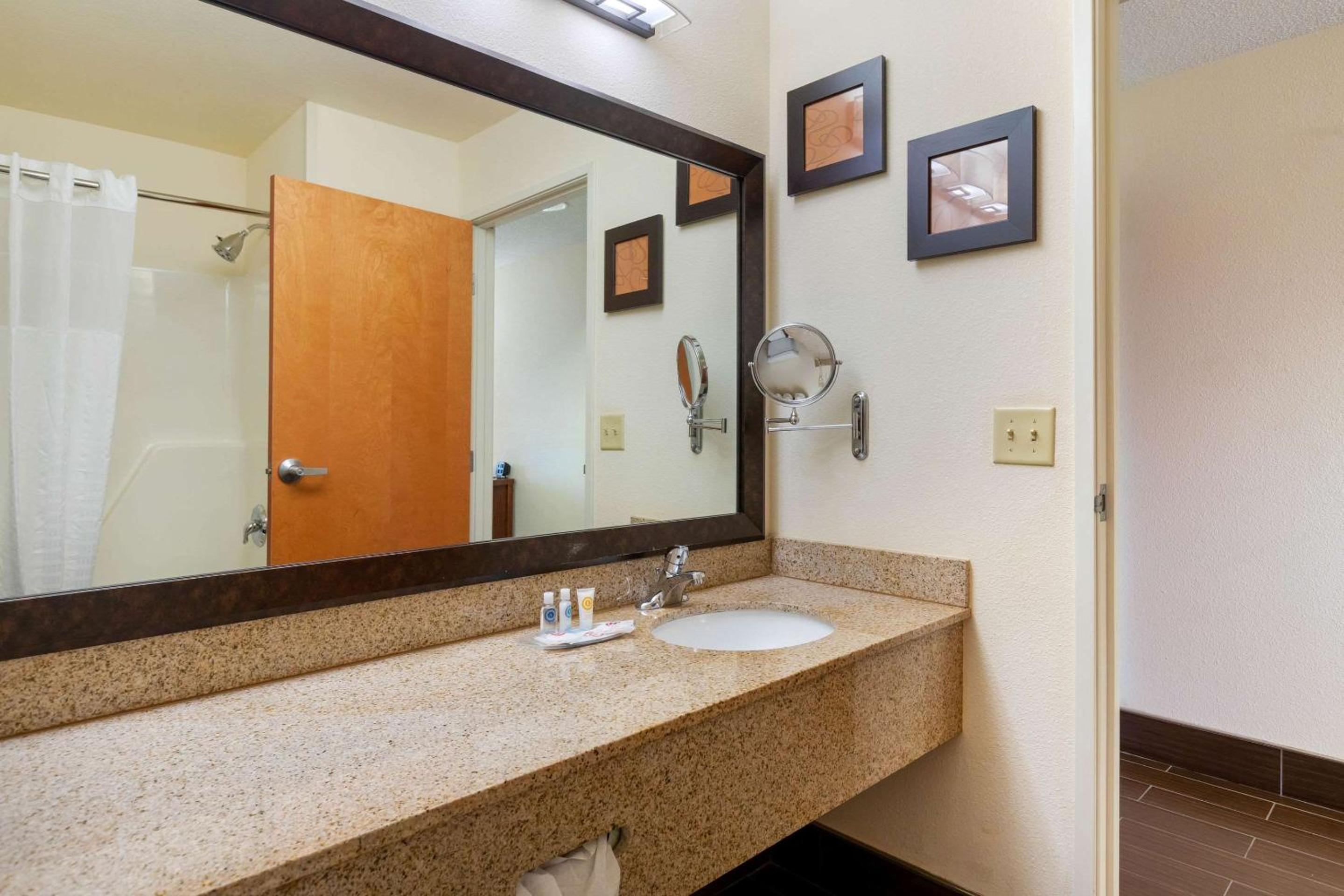 King Suite - Non-Smoking - Photo 2
