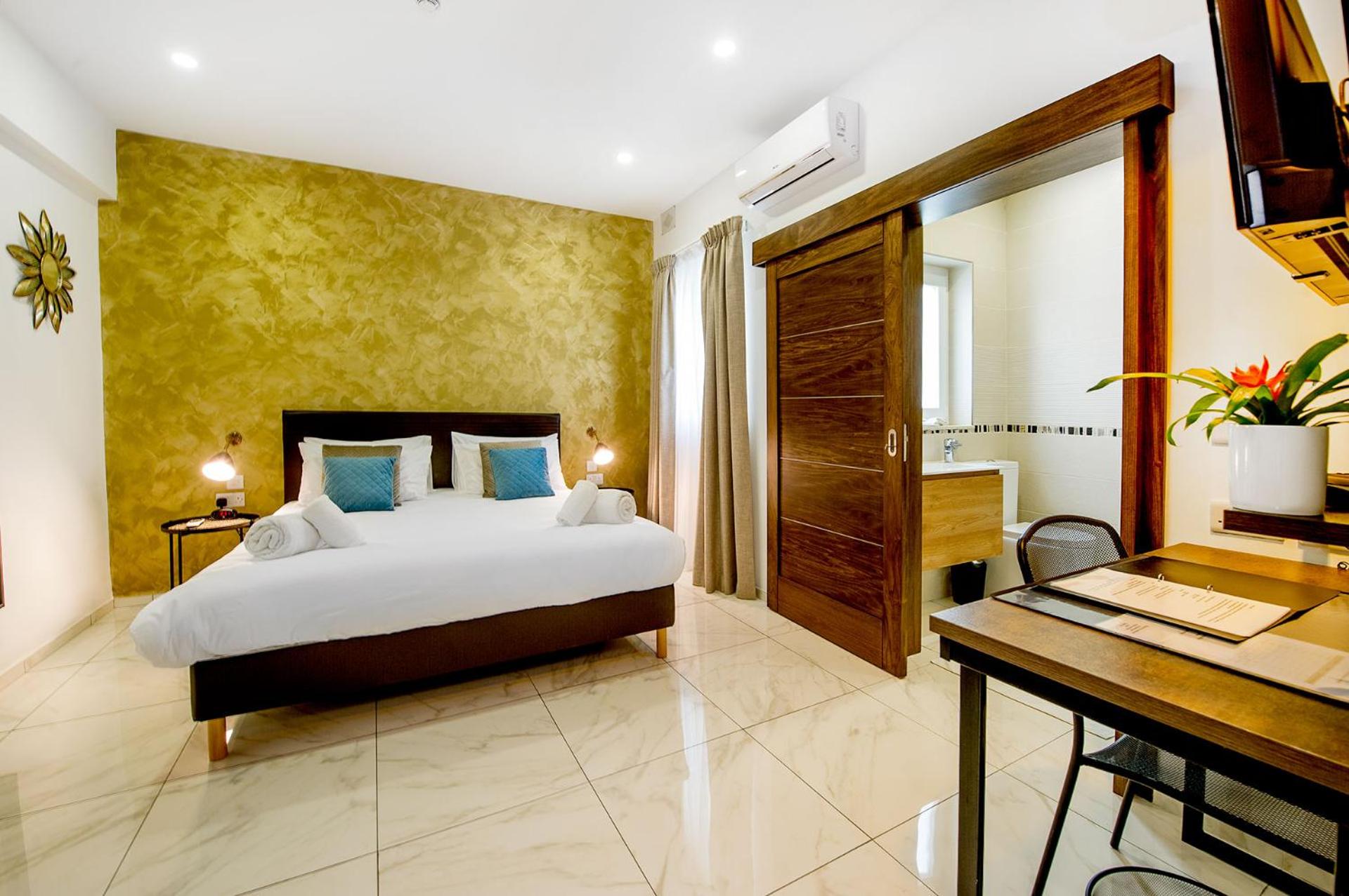 Deluxe Double Room - Photo 10