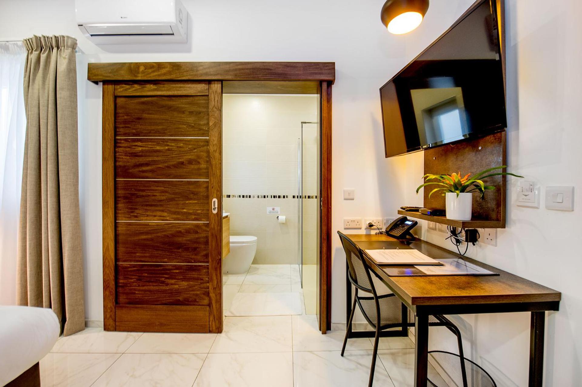 Deluxe Double Room - Photo 8