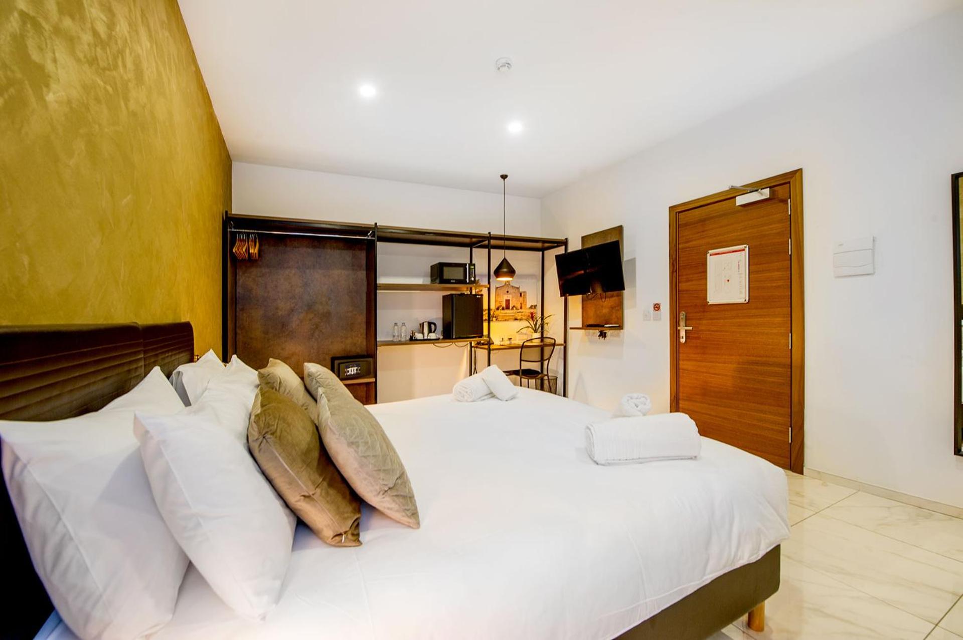 Deluxe Double Room - Photo 12