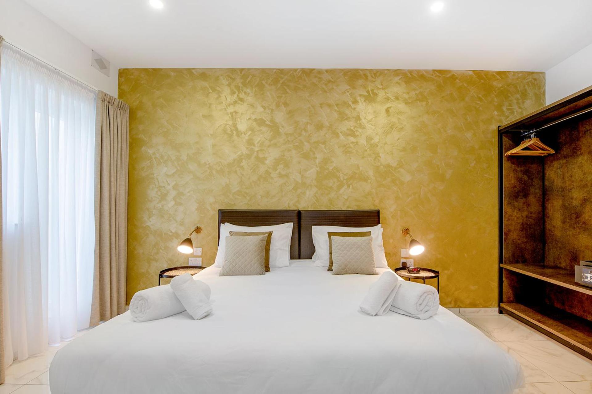 Deluxe Double Room - Photo 13
