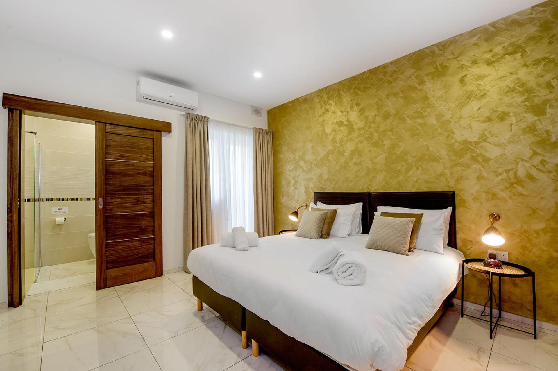 Deluxe Double Room - Photo 11