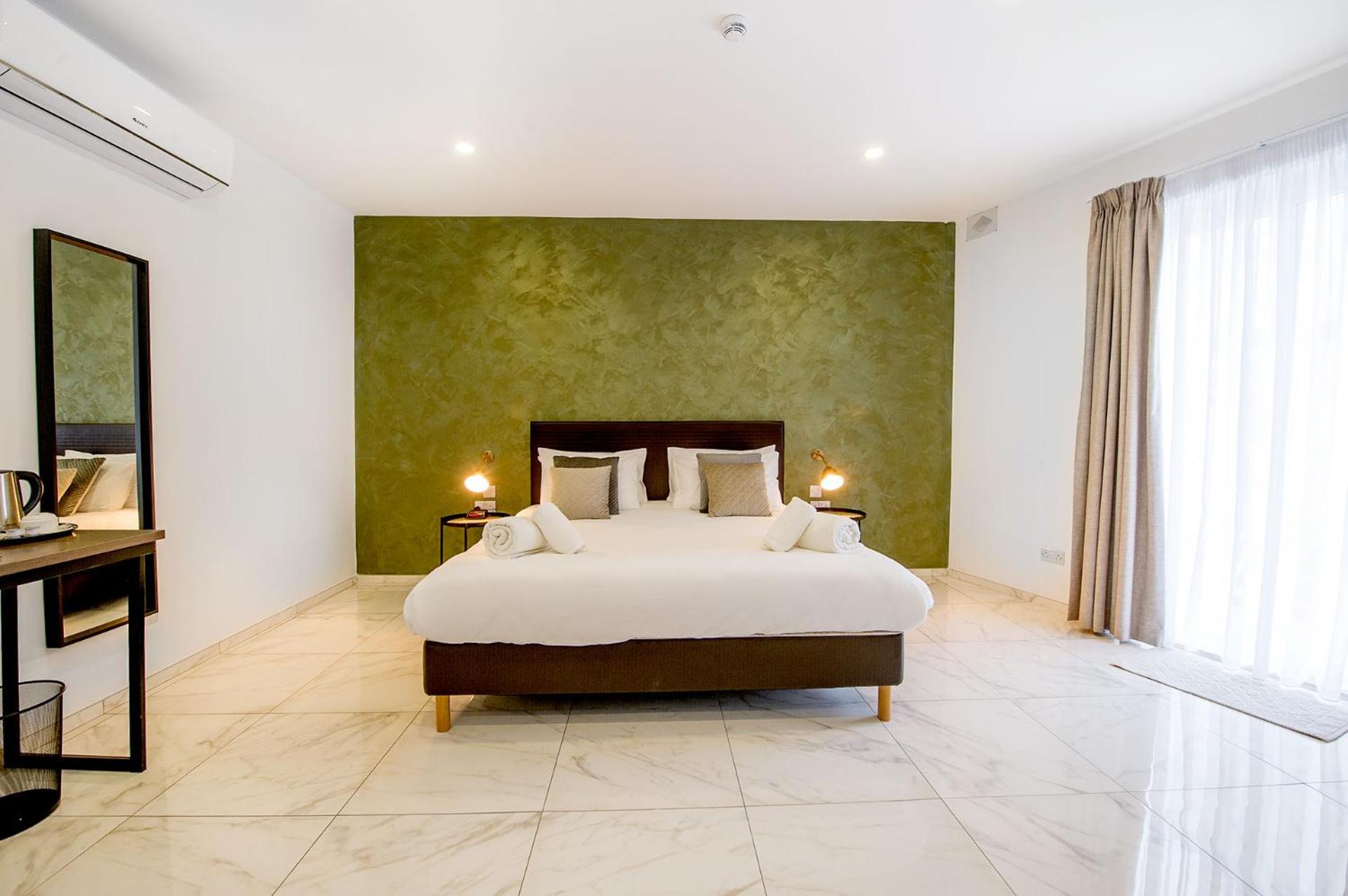 Deluxe Double Room with Side Sea View - Photo 1