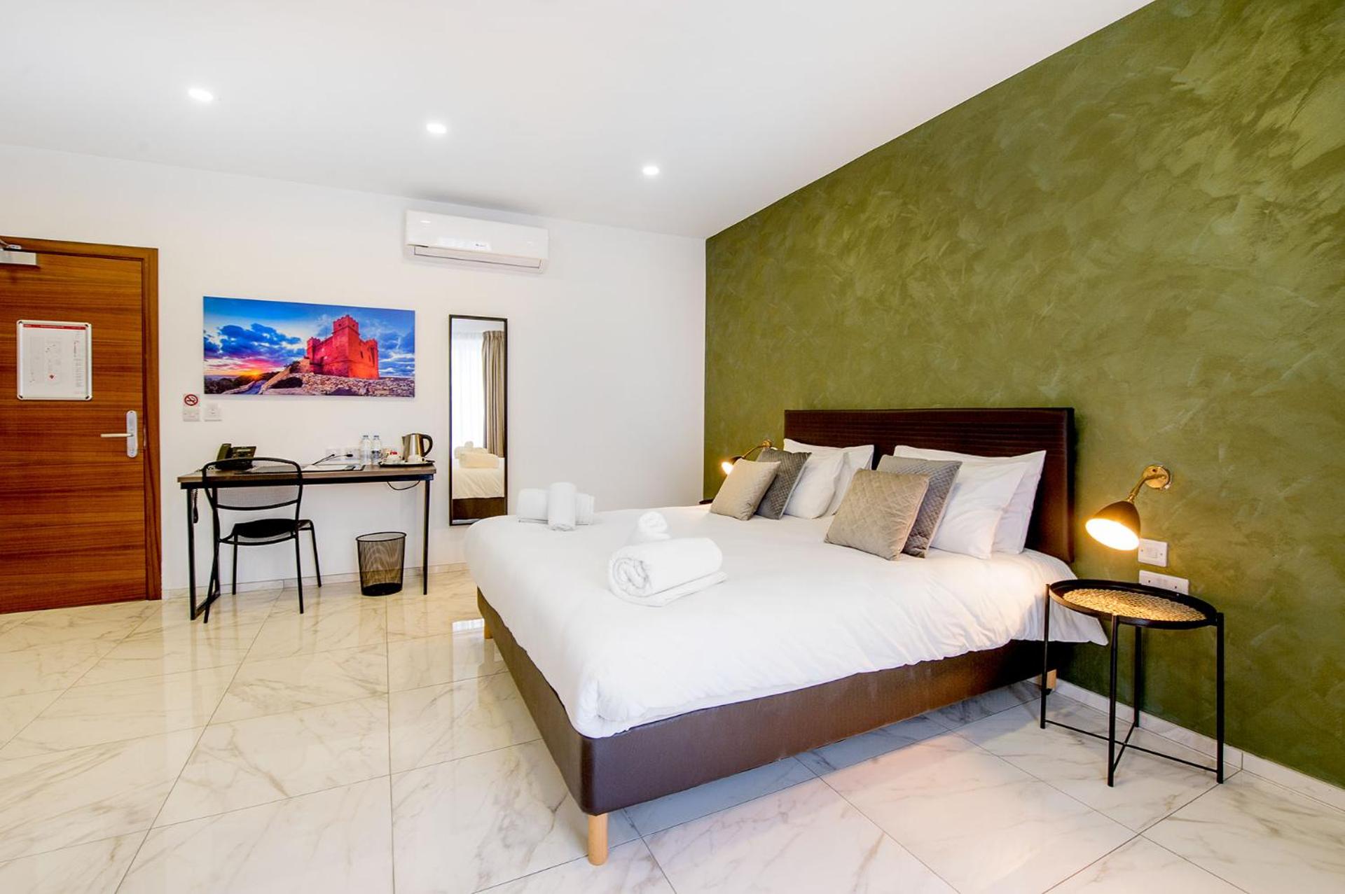 Deluxe Double Room with Side Sea View - Photo 10