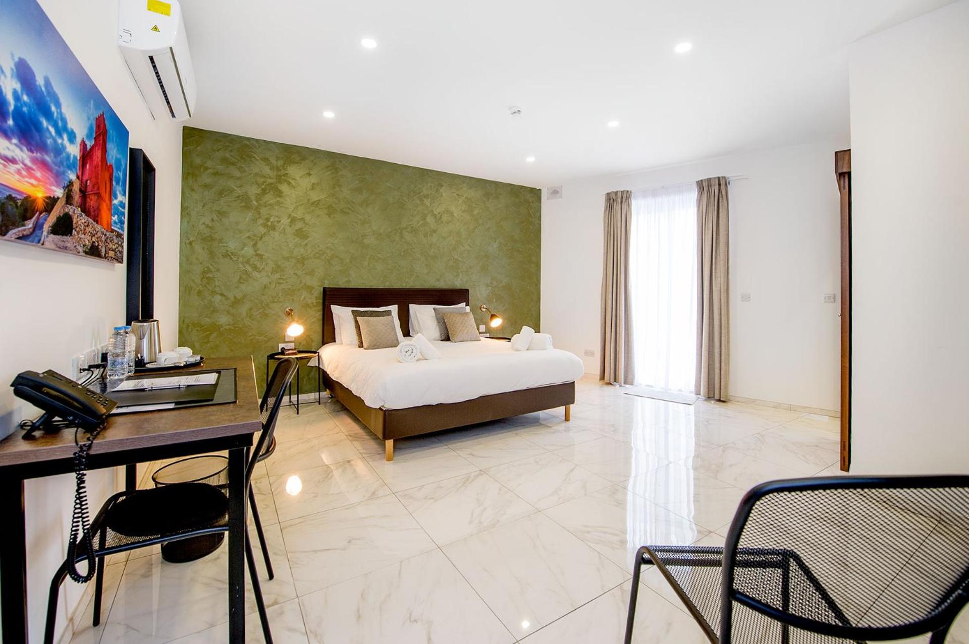 Deluxe Double Room with Side Sea View - Photo 8