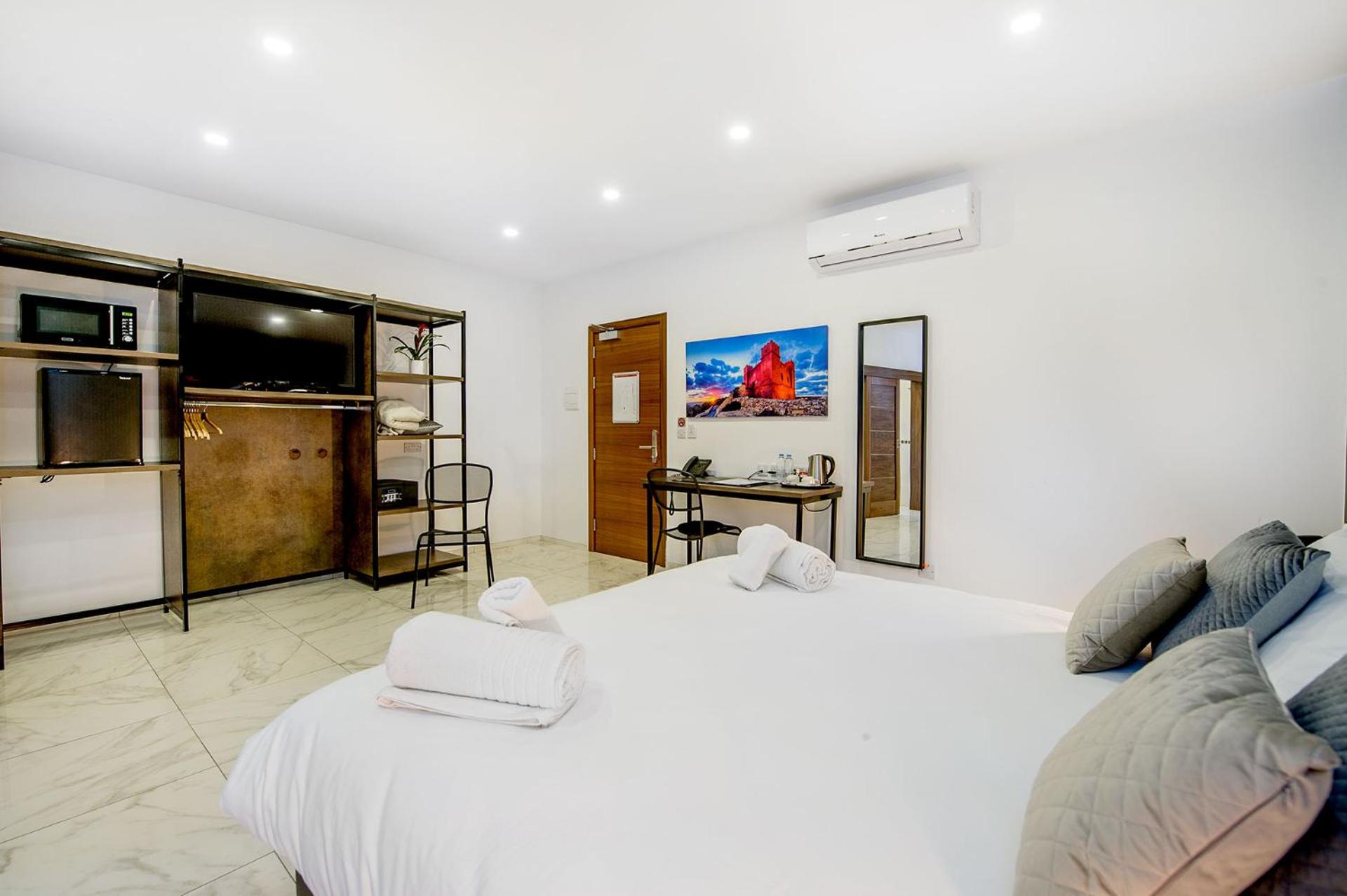Deluxe Double Room with Side Sea View - Photo 5