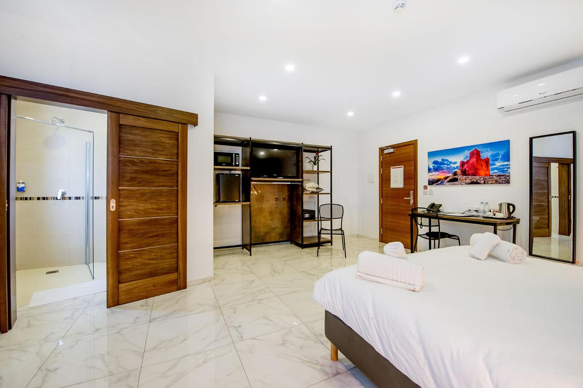 Deluxe Double Room with Side Sea View - Photo 4