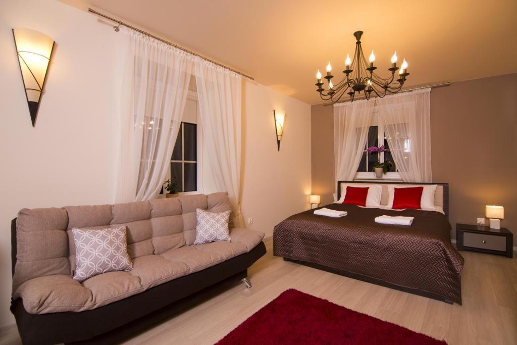 One-Bedroom Apartment - Photo 2