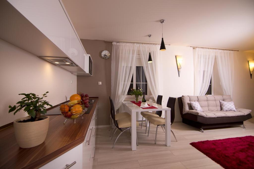 One-Bedroom Apartment - Photo 3