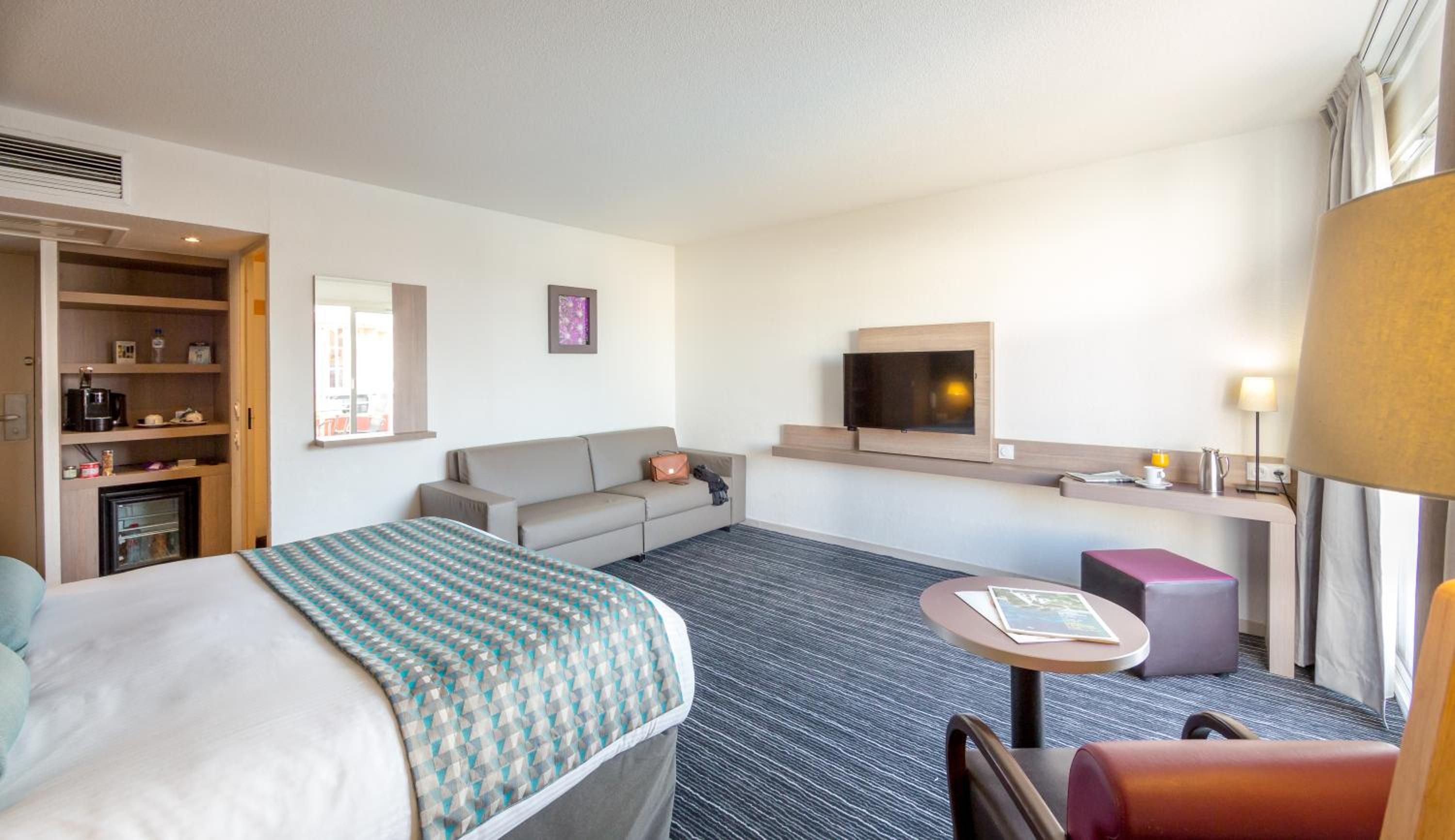 Family Room with Balcony or Terrace - Photo 6