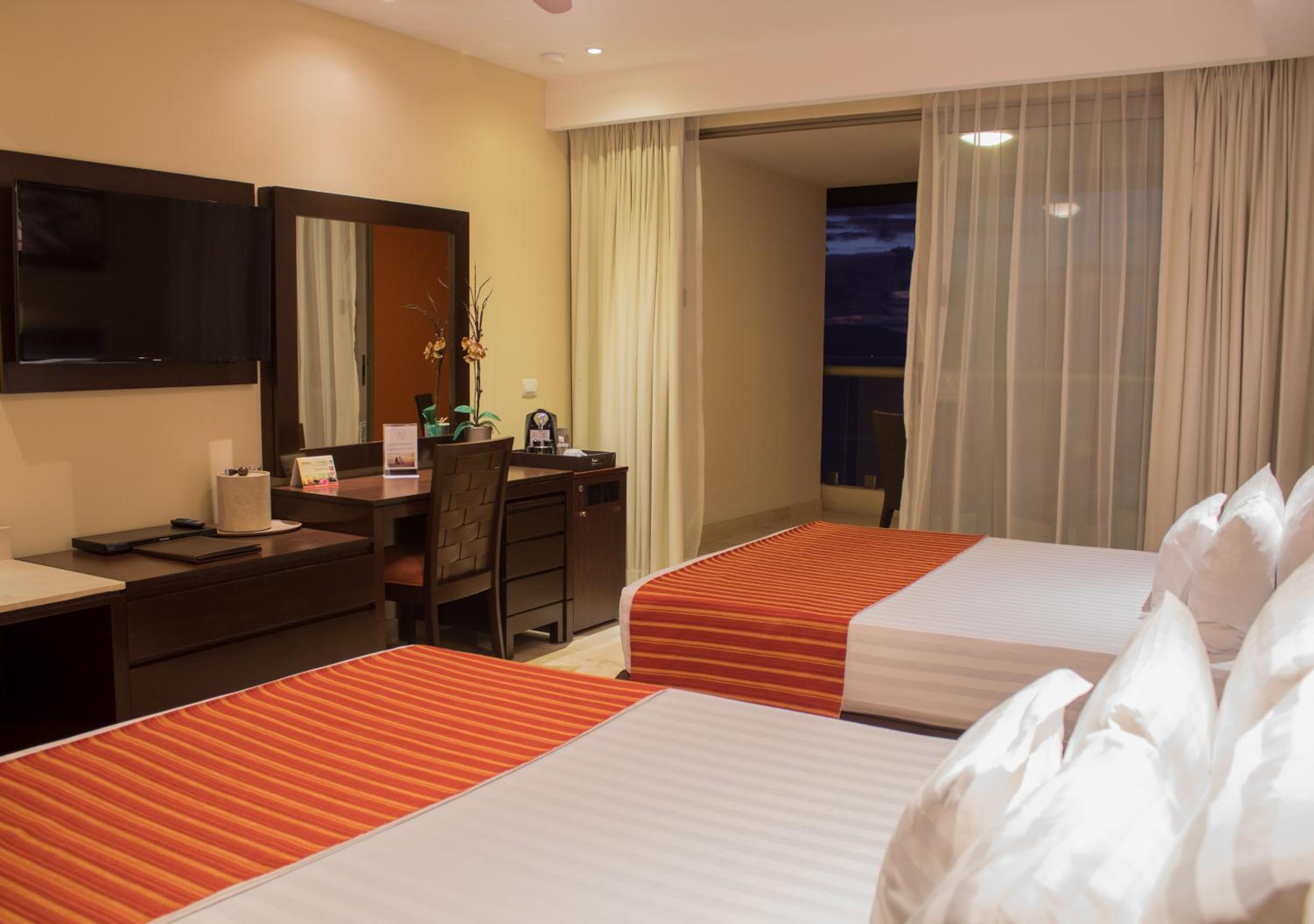 DELUXE OCEANFRONT - Photo 6
