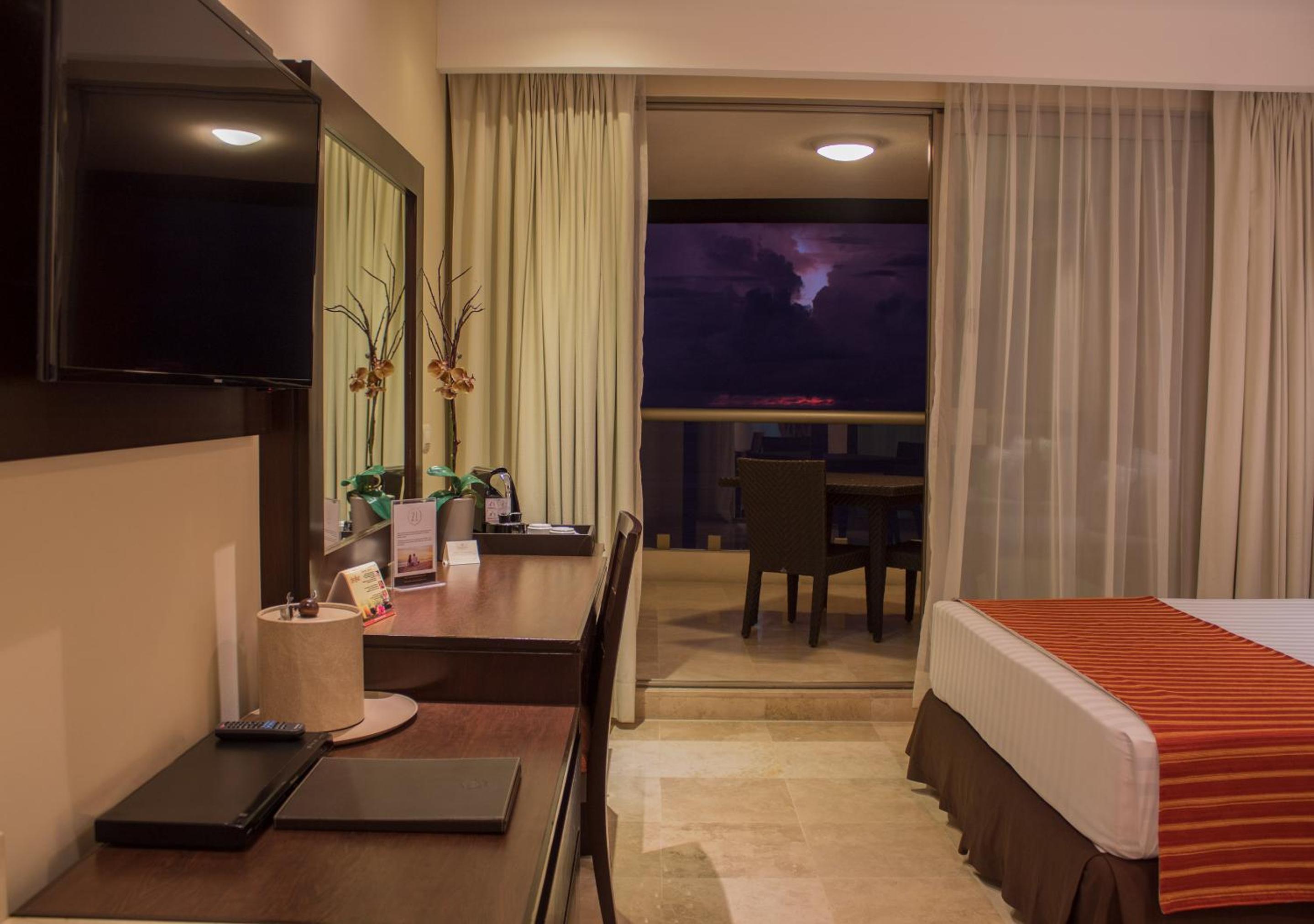 DELUXE OCEANFRONT - Photo 4