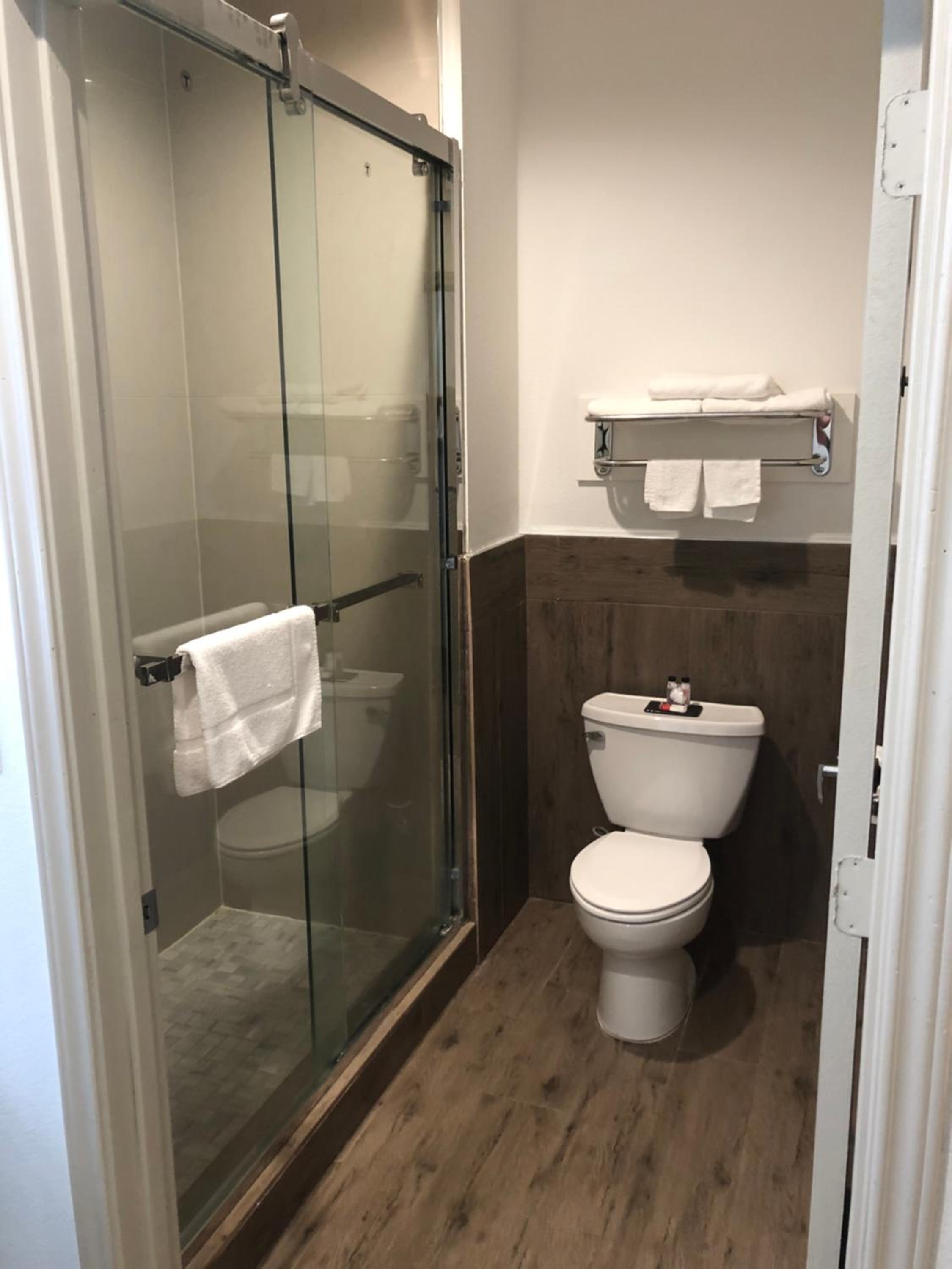 King Room - Non-Smoking - Photo 4