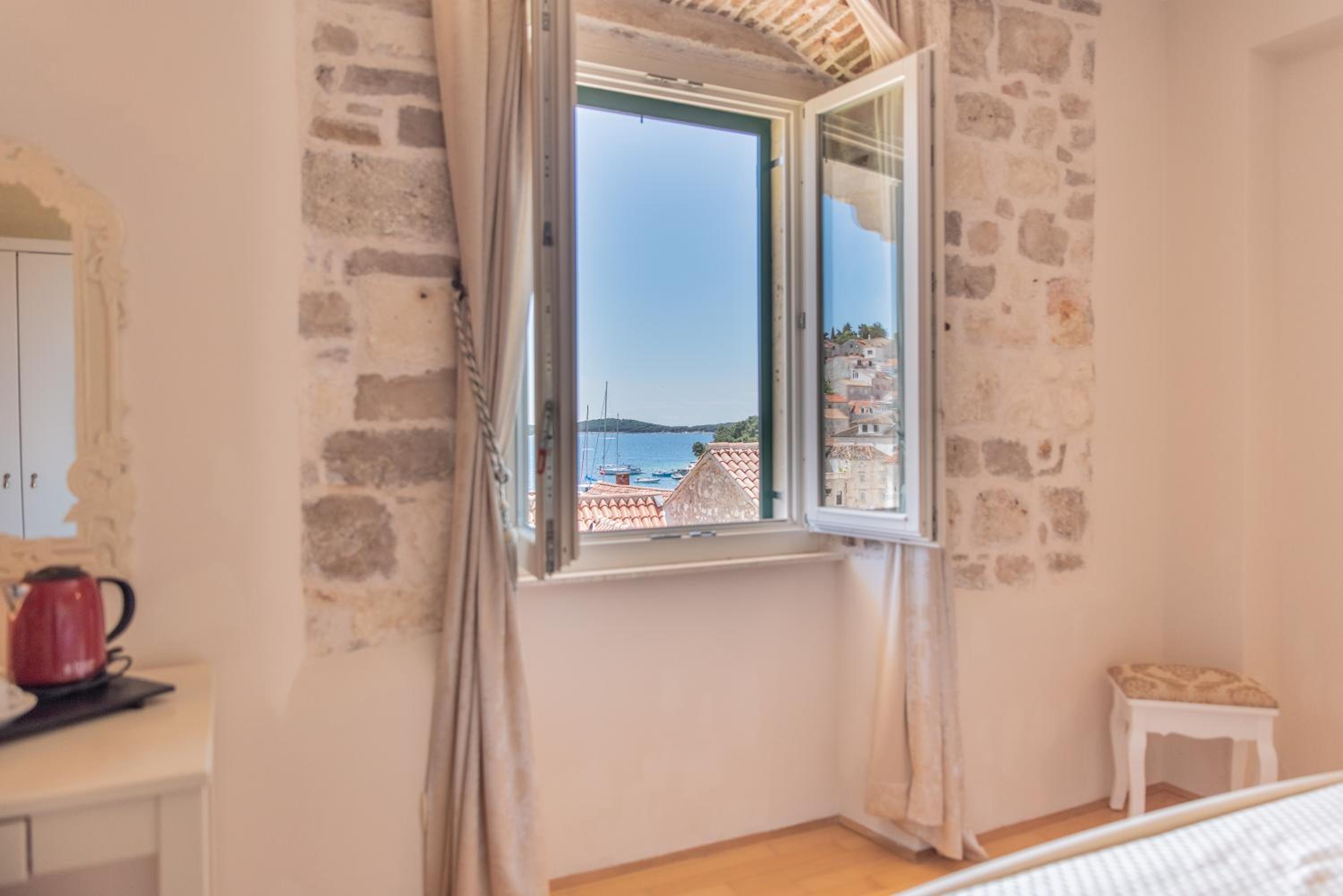 Superior Suite with Sea View - Photo 11