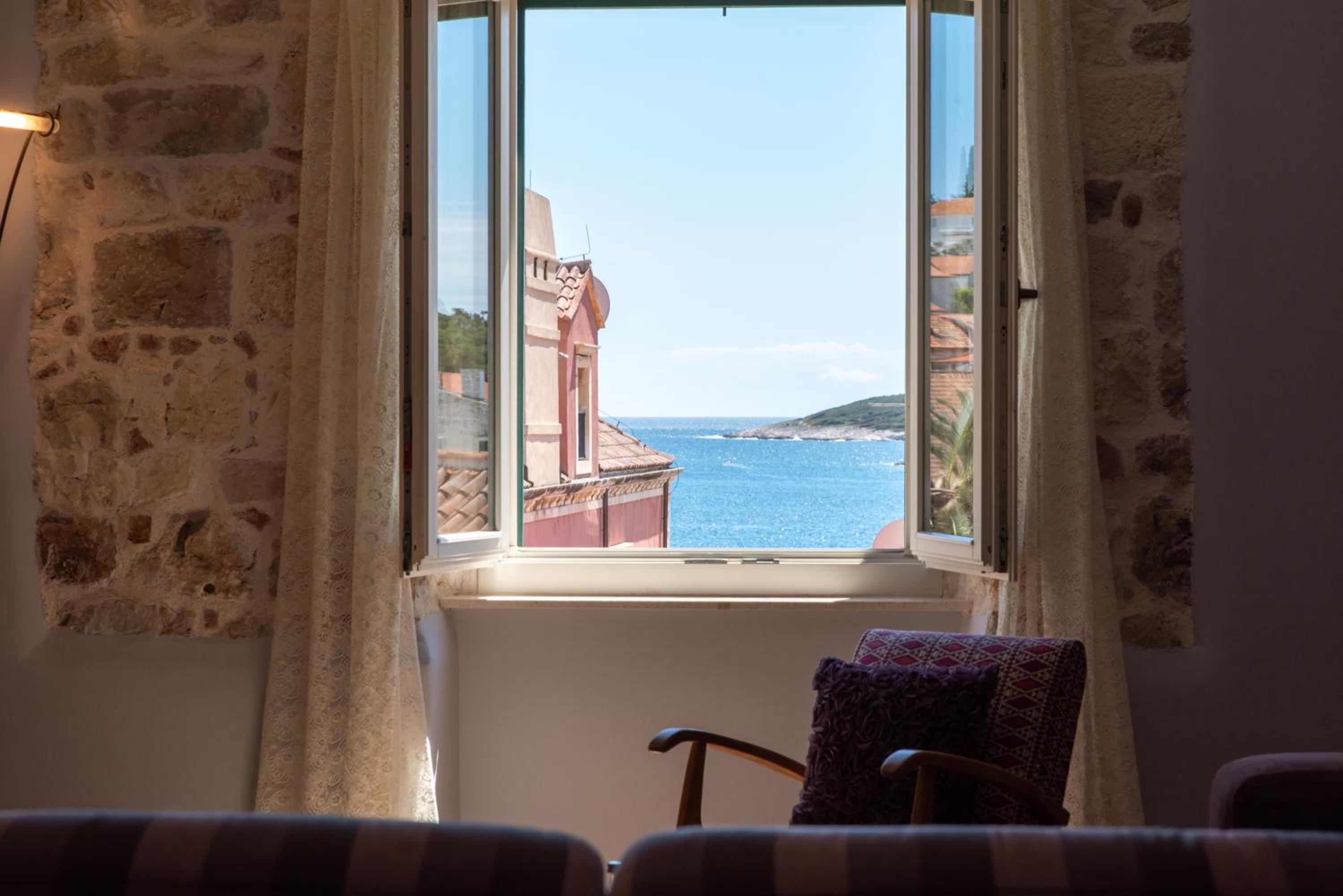 Superior Suite with Sea View - Photo 12