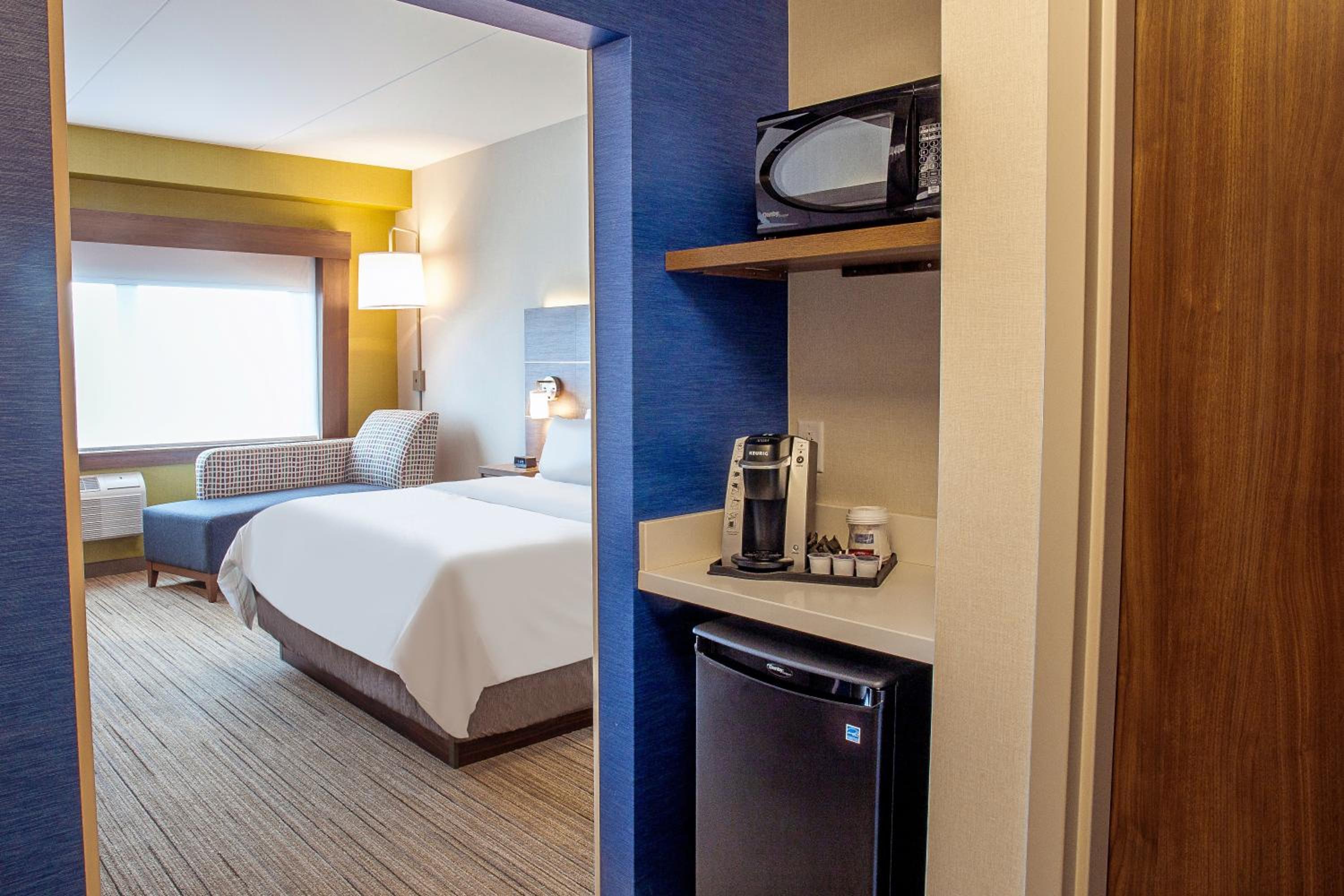 Standard King Room - Photo 5